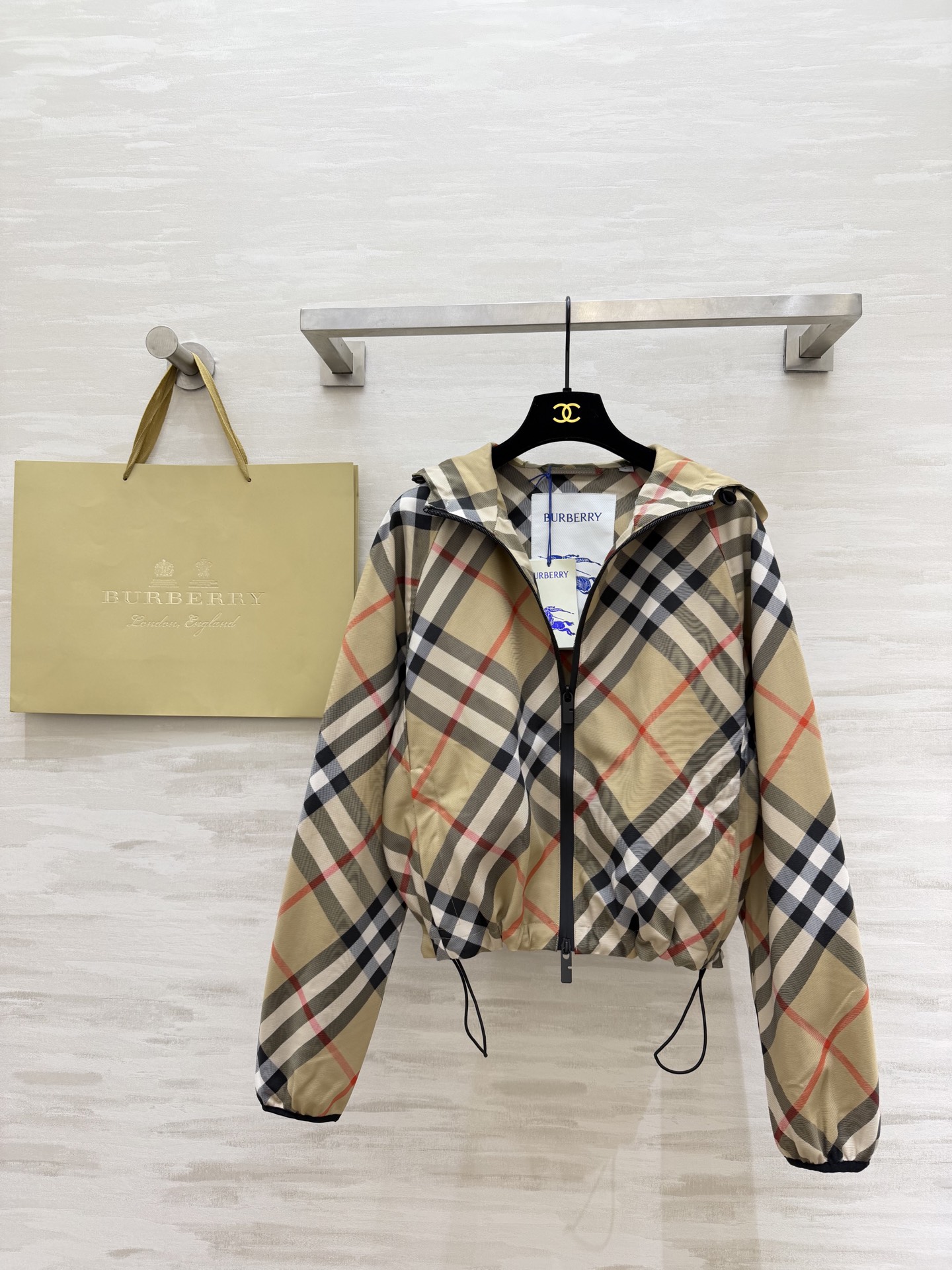 #Burberr♡²⁶经典格纹短款连帽外套 把经典格纹玩出了新花样！全身满印格纹+背后精致刺绣战马，辨识