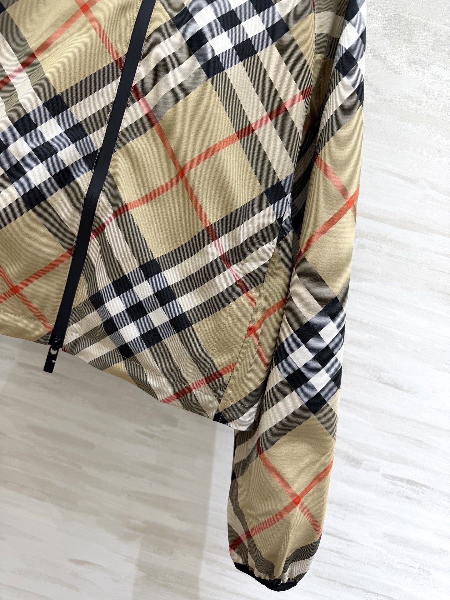 #Burberr♡²⁶经典格纹短款连帽外套 把经典格纹玩出了新花样！全身满印格纹+背后精致刺绣战马，辨识