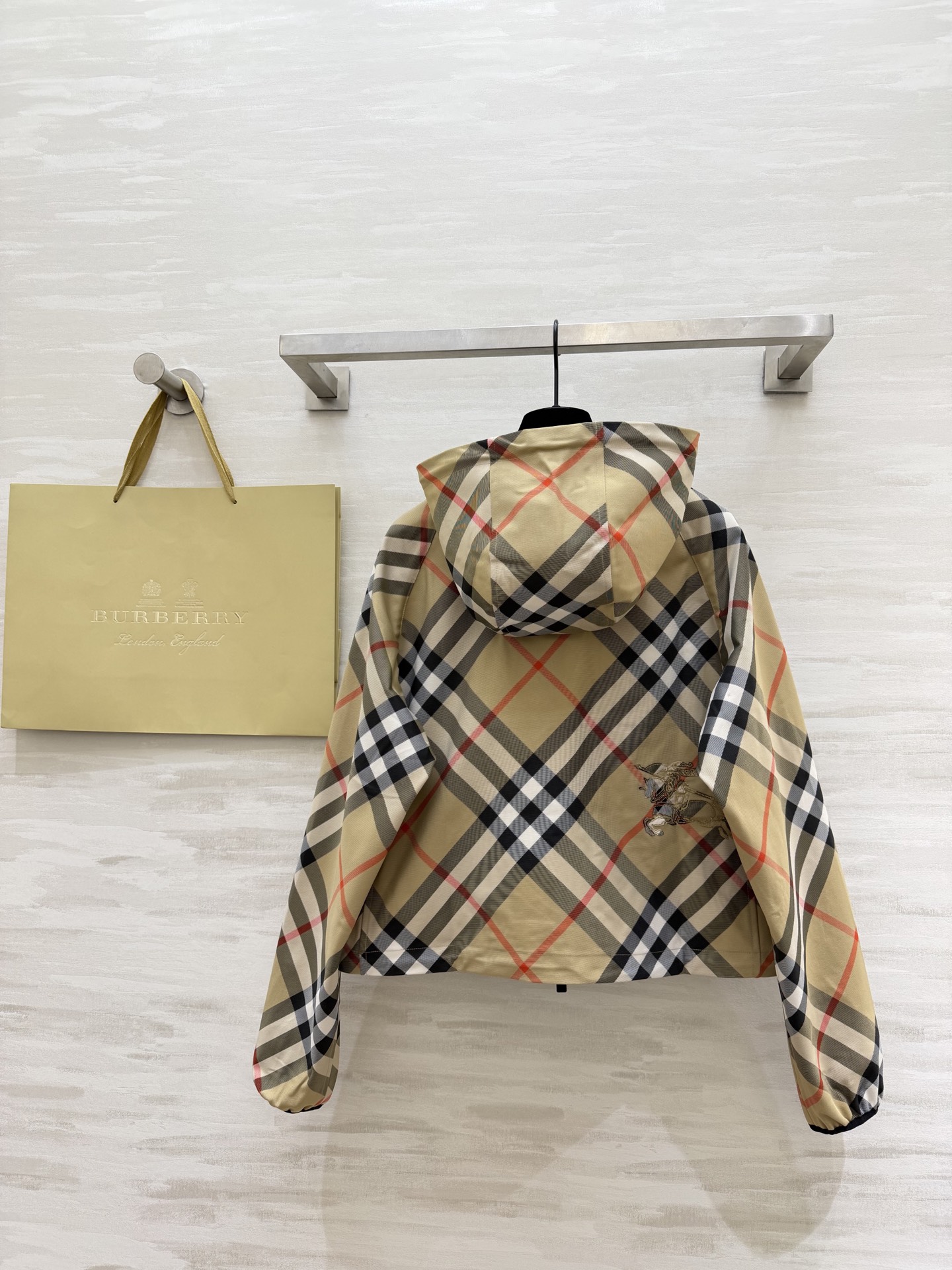 #Burberr♡²⁶经典格纹短款连帽外套 把经典格纹玩出了新花样！全身满印格纹+背后精致刺绣战马，辨识