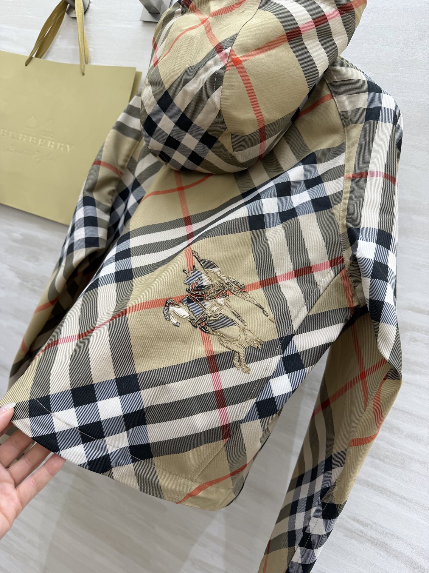 #Burberr♡²⁶经典格纹短款连帽外套 把经典格纹玩出了新花样！全身满印格纹+背后精致刺绣战马，辨识