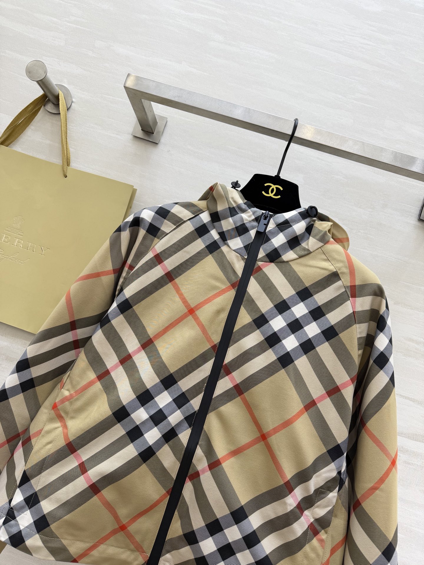 #Burberr♡²⁶经典格纹短款连帽外套 把经典格纹玩出了新花样！全身满印格纹+背后精致刺绣战马，辨识