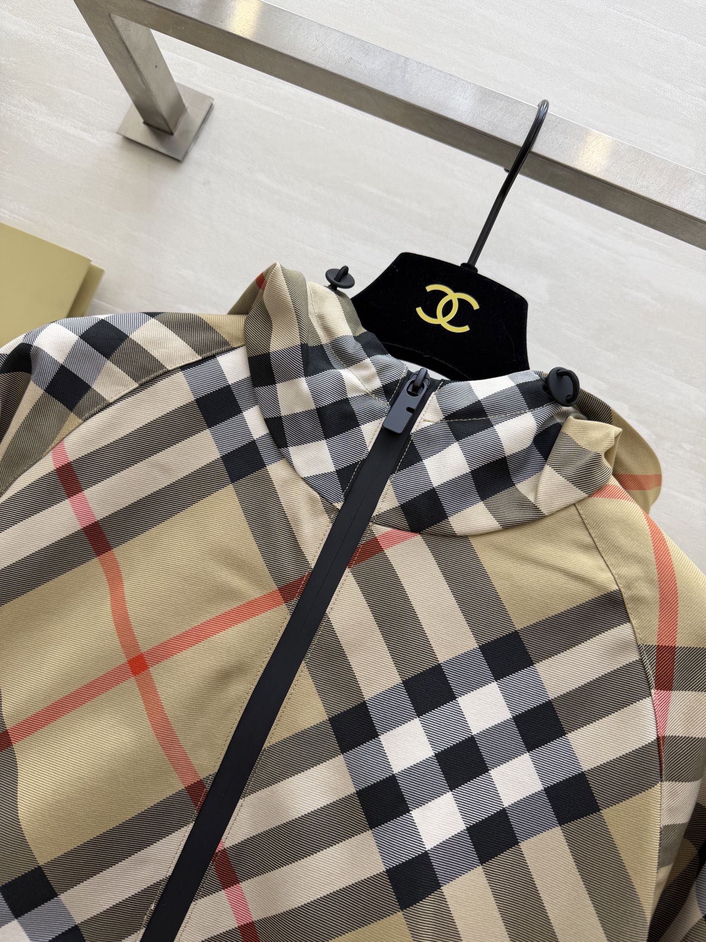 #Burberr♡²⁶经典格纹短款连帽外套 把经典格纹玩出了新花样！全身满印格纹+背后精致刺绣战马，辨识