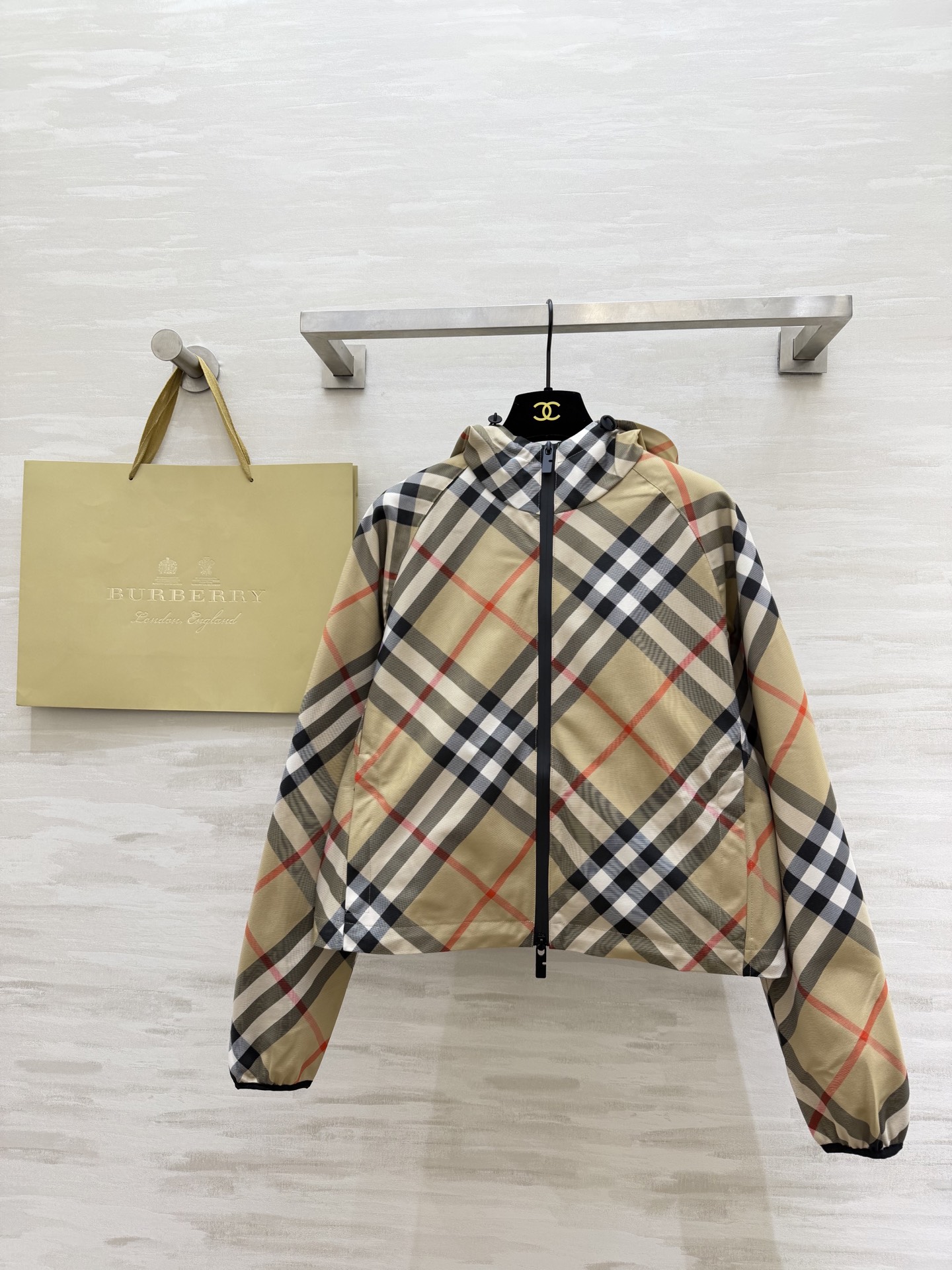 #Burberr♡²⁶经典格纹短款连帽外套 把经典格纹玩出了新花样！全身满印格纹+背后精致刺绣战马，辨识