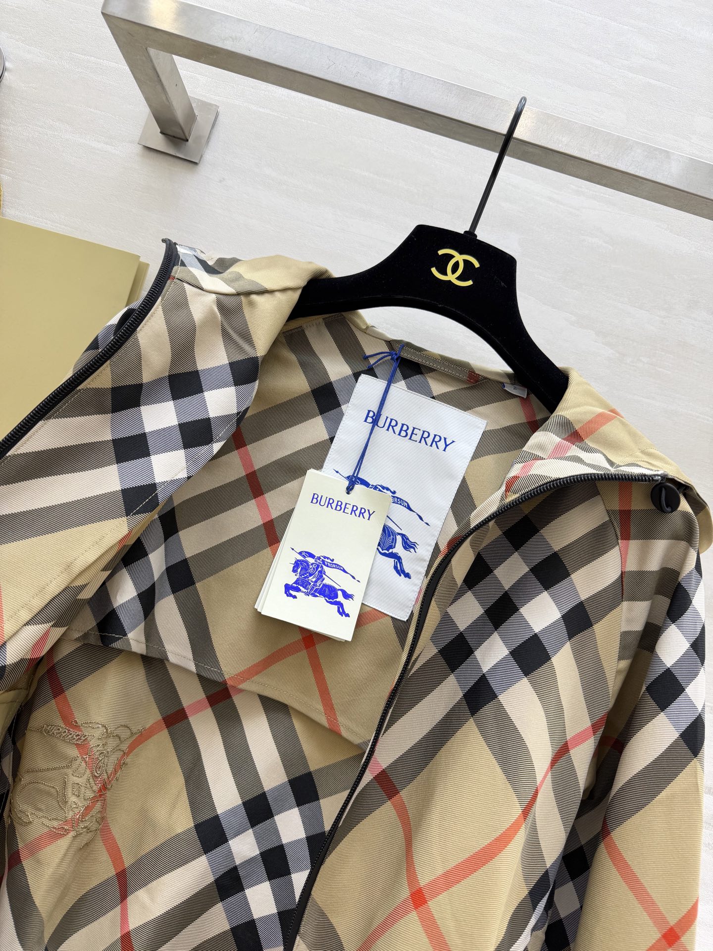 #Burberr♡²⁶经典格纹短款连帽外套 把经典格纹玩出了新花样！全身满印格纹+背后精致刺绣战马，辨识