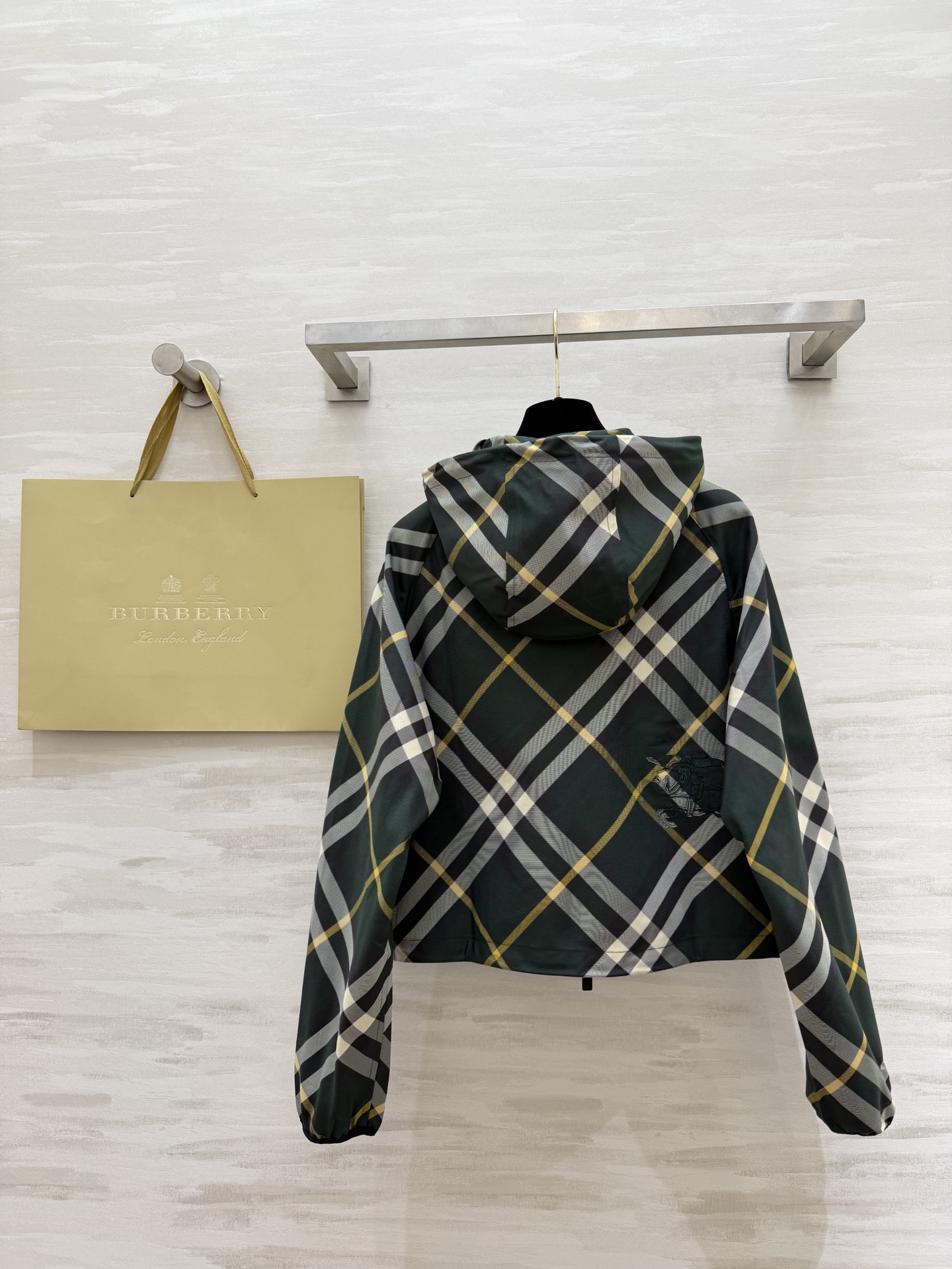 #Burberr♡²⁶经典格纹短款连帽外套 把经典格纹玩出了新花样！全身满印格纹+背后精致刺绣战马，辨识