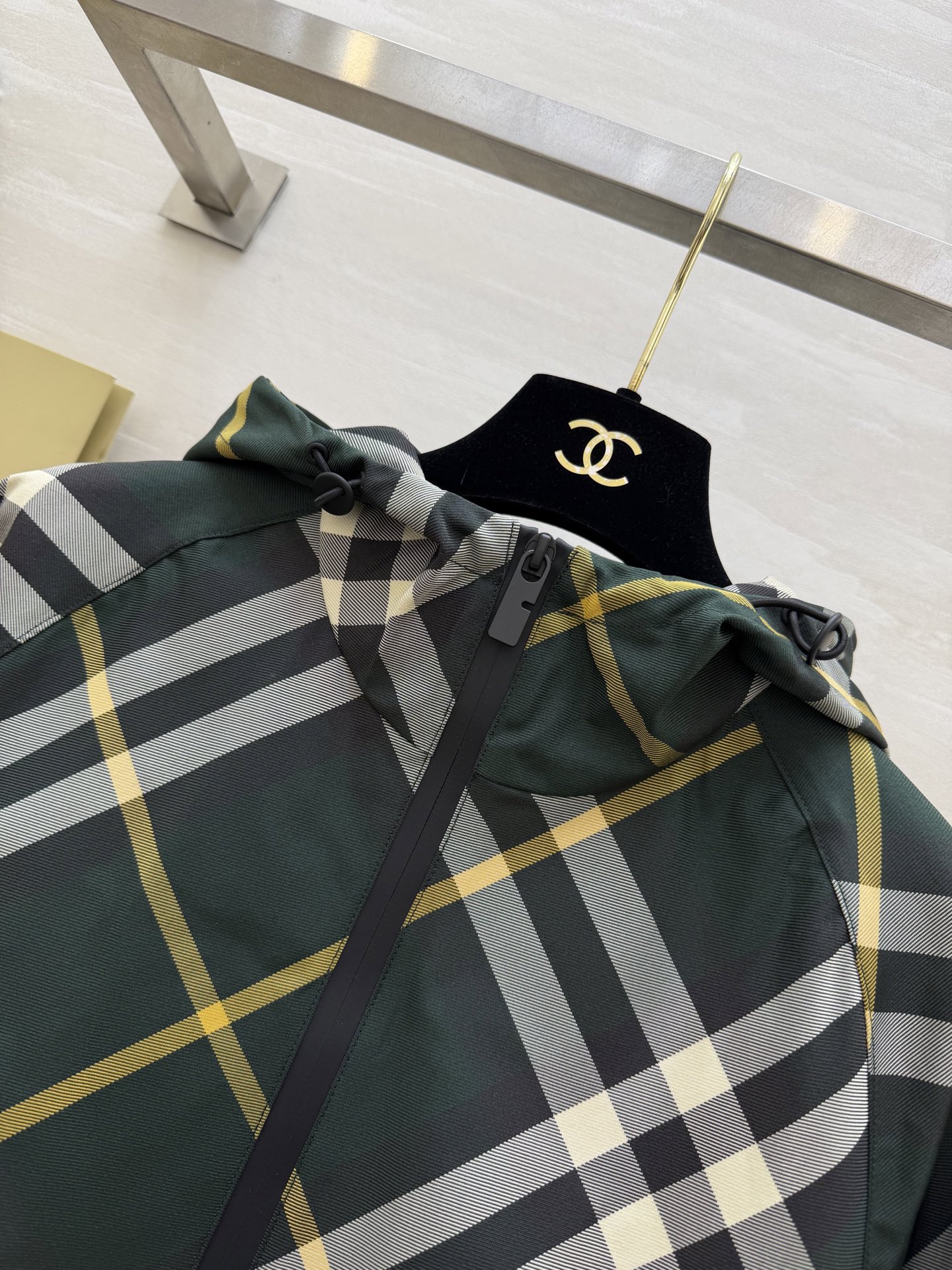 #Burberr♡²⁶经典格纹短款连帽外套 把经典格纹玩出了新花样！全身满印格纹+背后精致刺绣战马，辨识