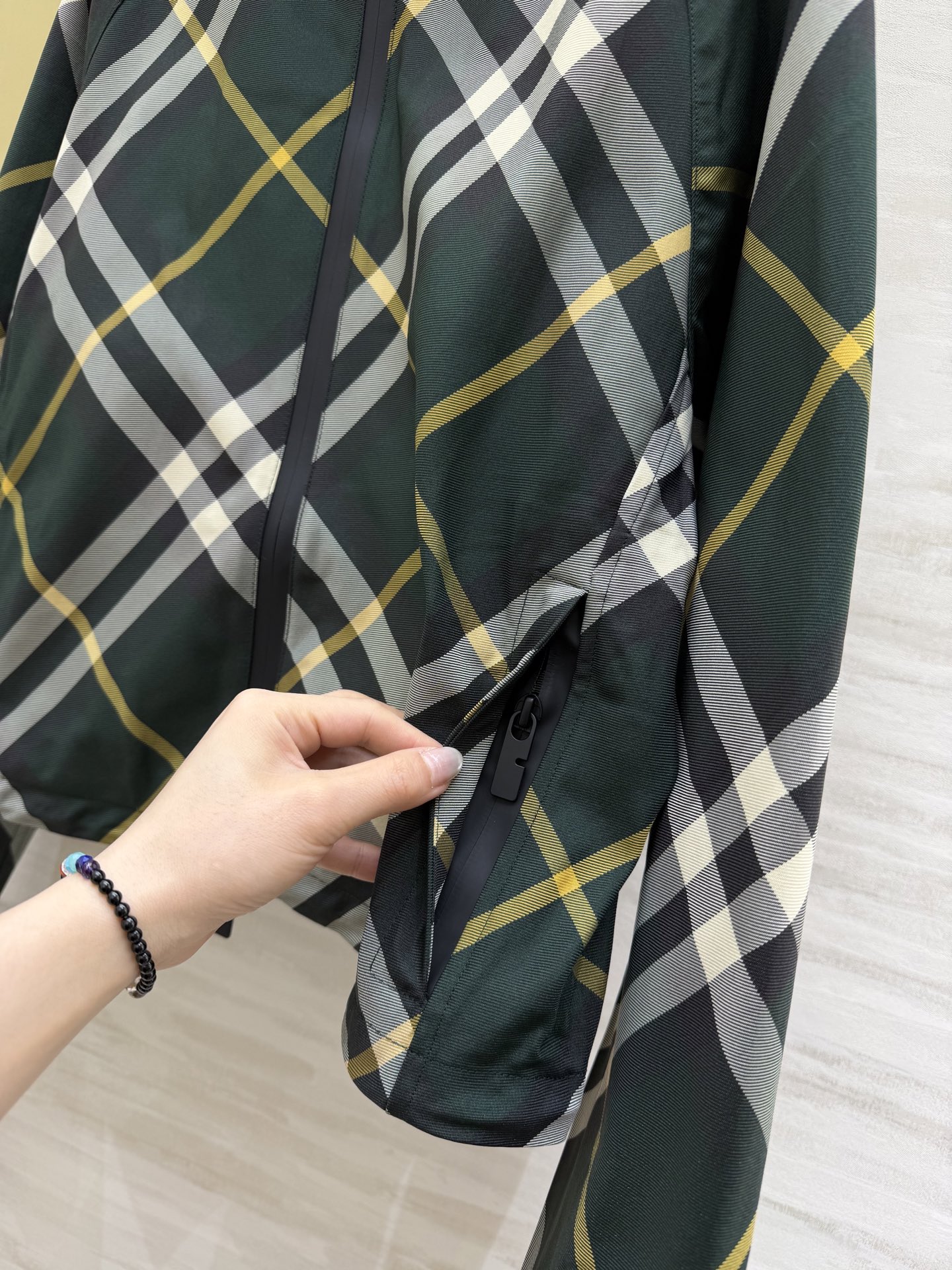 #Burberr♡²⁶经典格纹短款连帽外套 把经典格纹玩出了新花样！全身满印格纹+背后精致刺绣战马，辨识