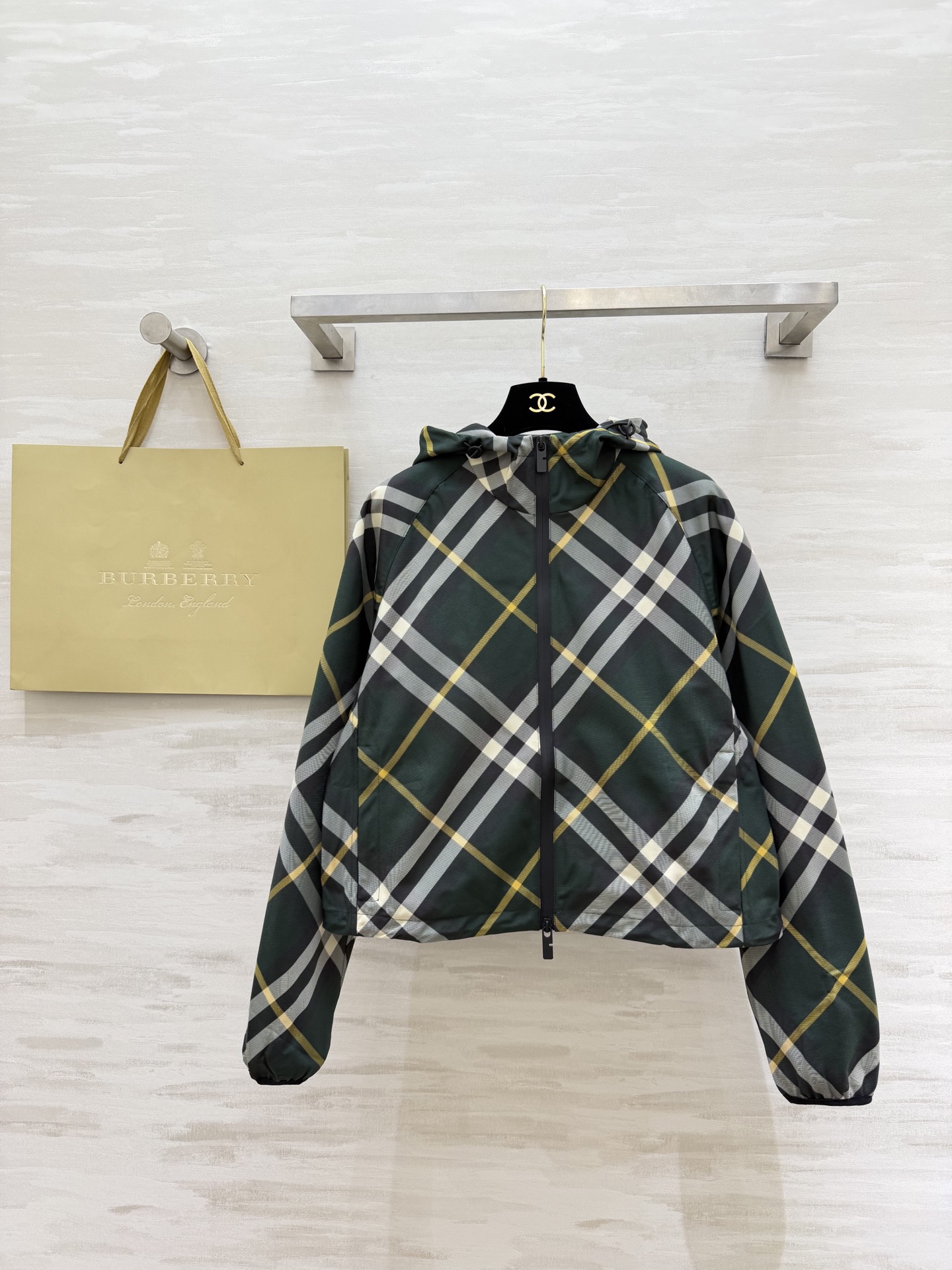 #Burberr♡²⁶经典格纹短款连帽外套 把经典格纹玩出了新花样！全身满印格纹+背后精致刺绣战马，辨识