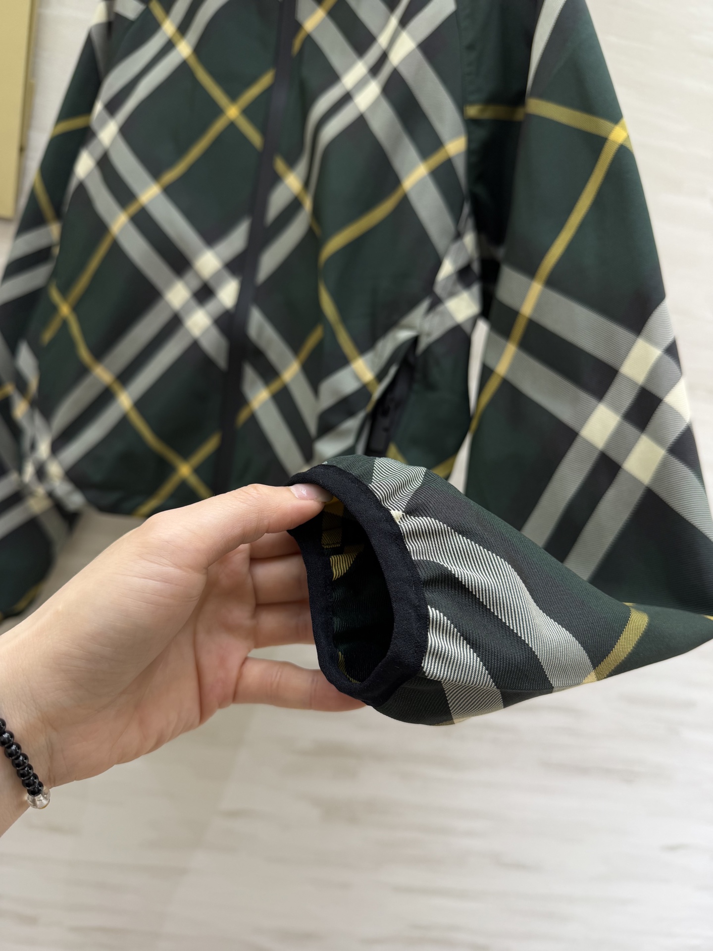 #Burberr♡²⁶经典格纹短款连帽外套 把经典格纹玩出了新花样！全身满印格纹+背后精致刺绣战马，辨识