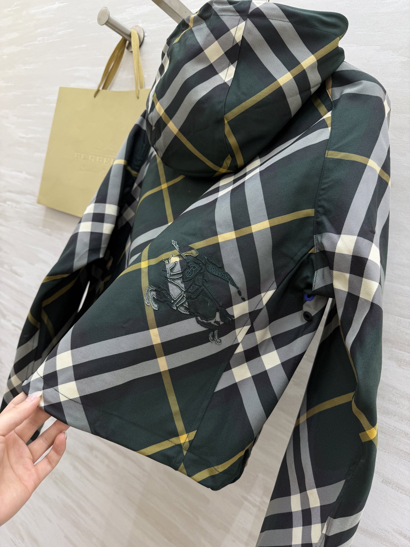 #Burberr♡²⁶经典格纹短款连帽外套 把经典格纹玩出了新花样！全身满印格纹+背后精致刺绣战马，辨识