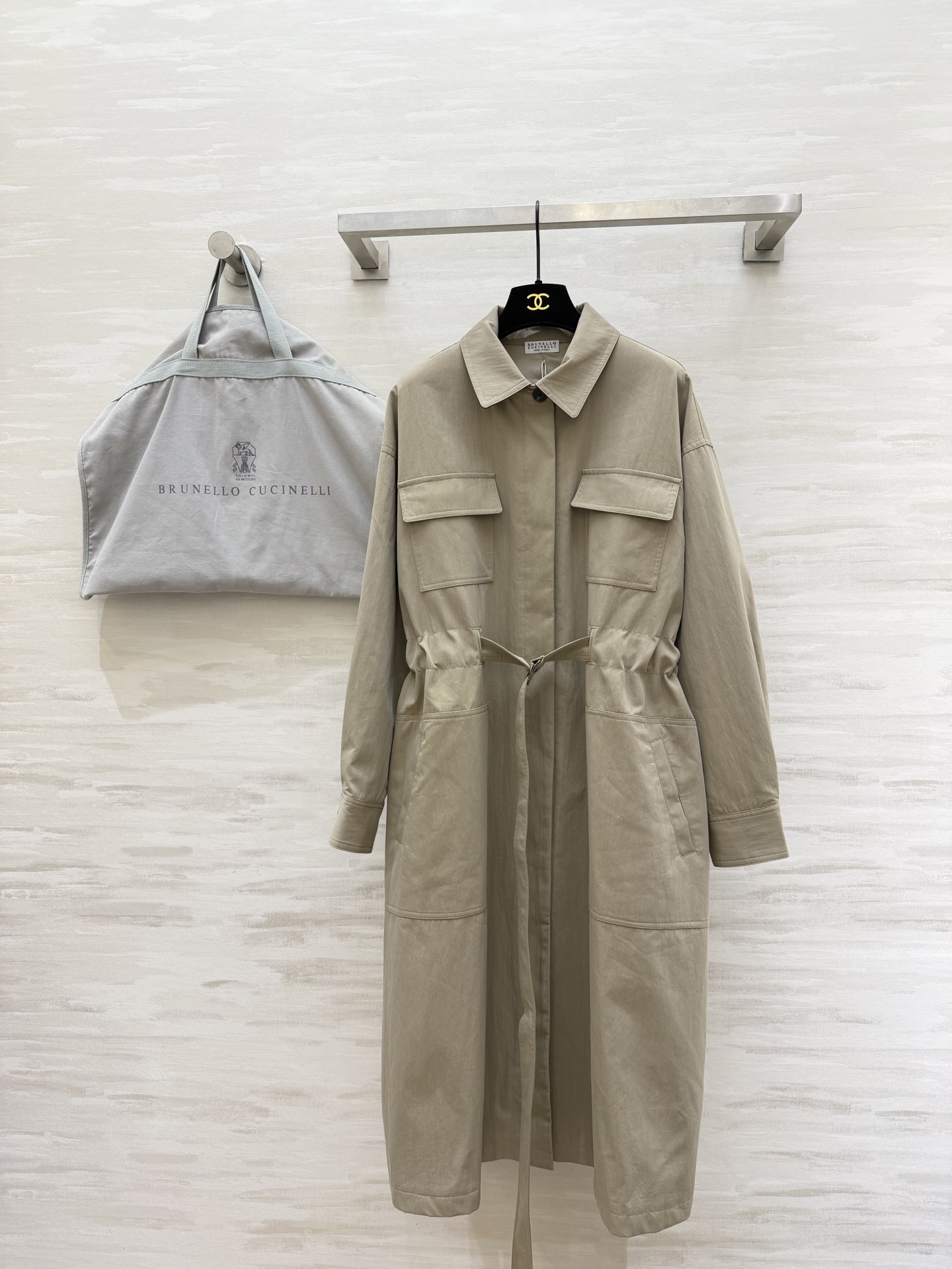 Brunello Cucinell²⁶新款 浅卡其风衣 把“松弛感高级”拿捏得恰到好处！哑光面料自带柔焦