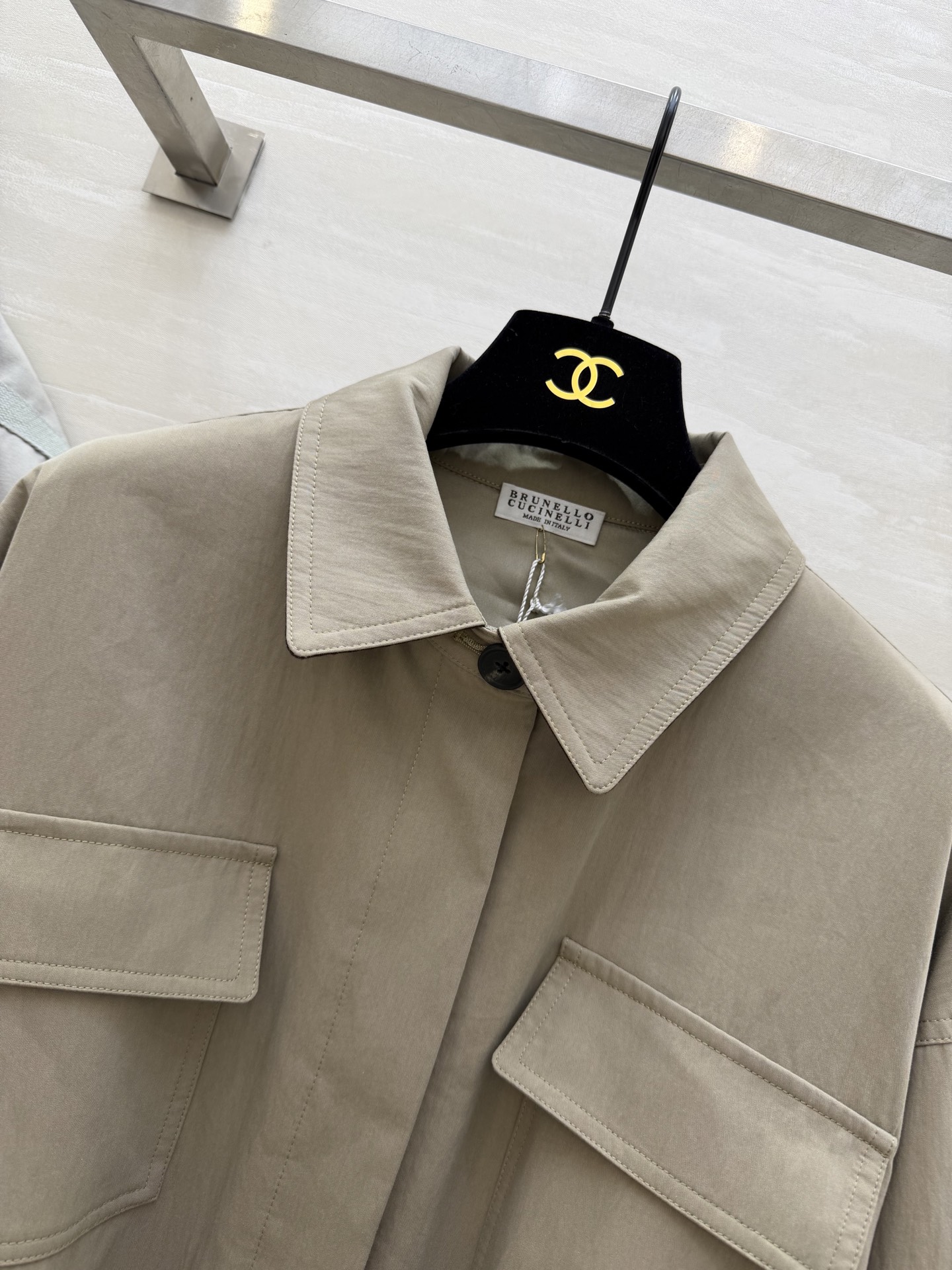 Brunello Cucinell²⁶新款 浅卡其风衣 把“松弛感高级”拿捏得恰到好处！哑光面料自带柔焦