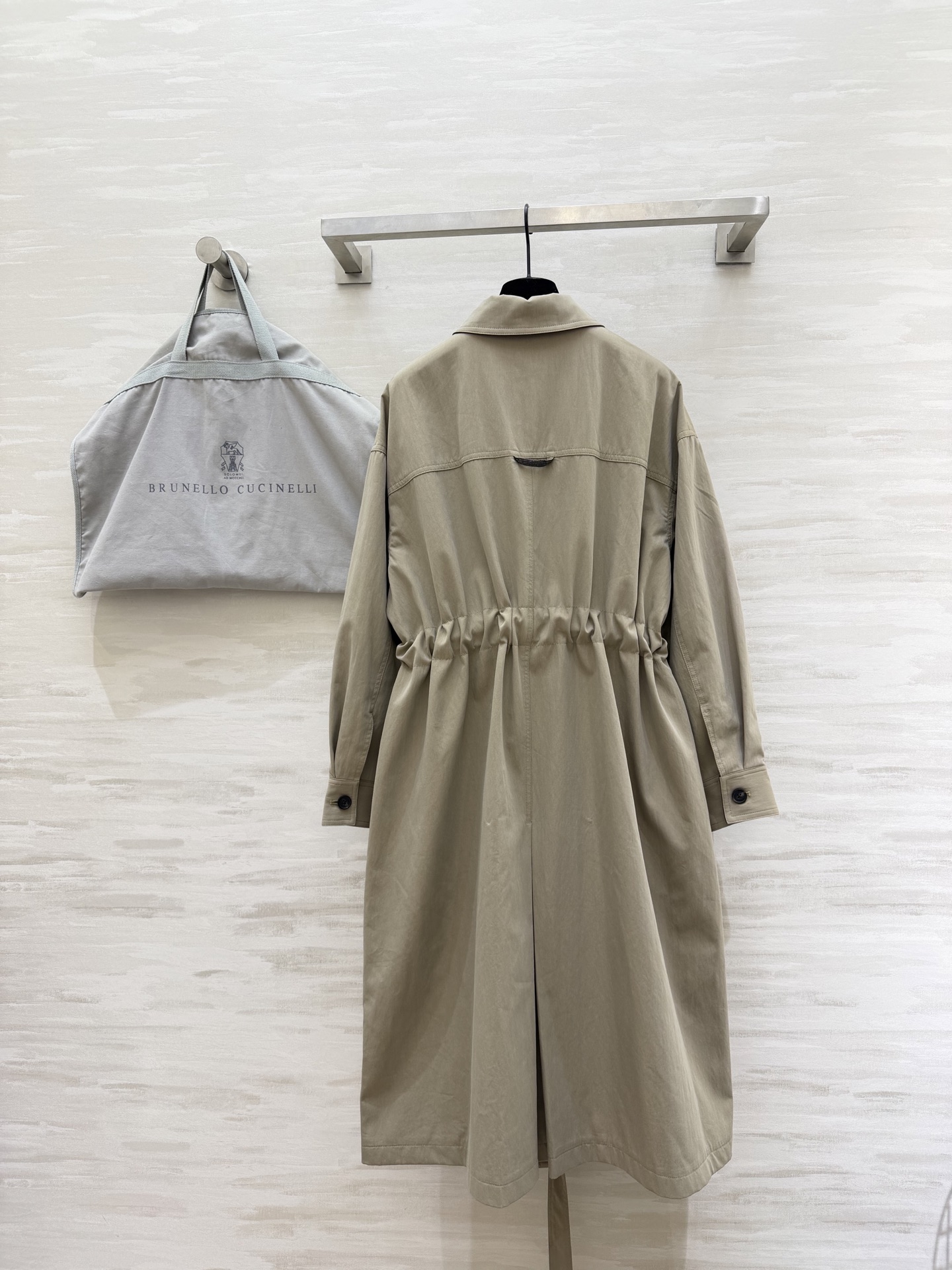 Brunello Cucinell²⁶新款 浅卡其风衣 把“松弛感高级”拿捏得恰到好处！哑光面料自带柔焦