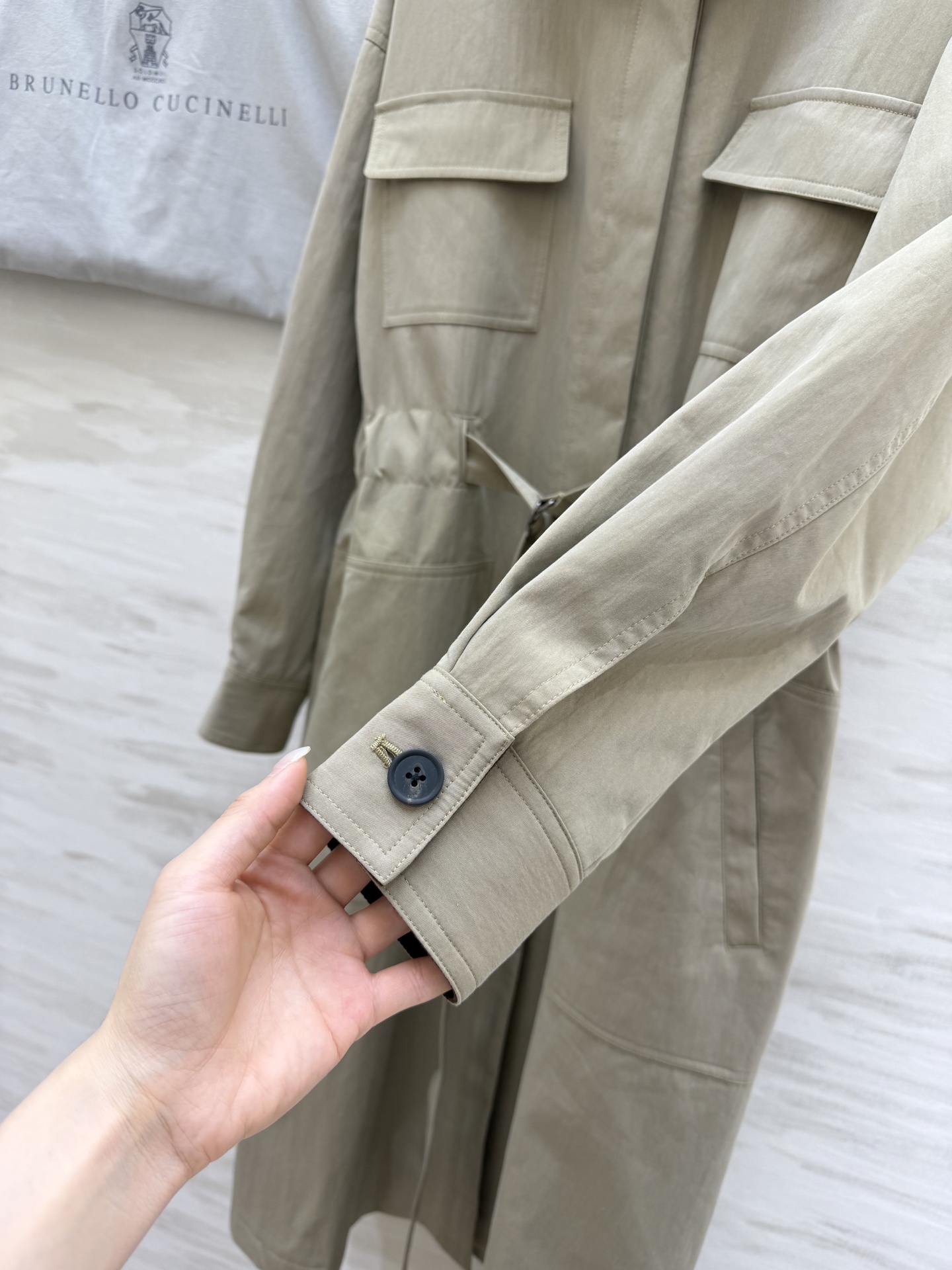 Brunello Cucinell²⁶新款 浅卡其风衣 把“松弛感高级”拿捏得恰到好处！哑光面料自带柔焦