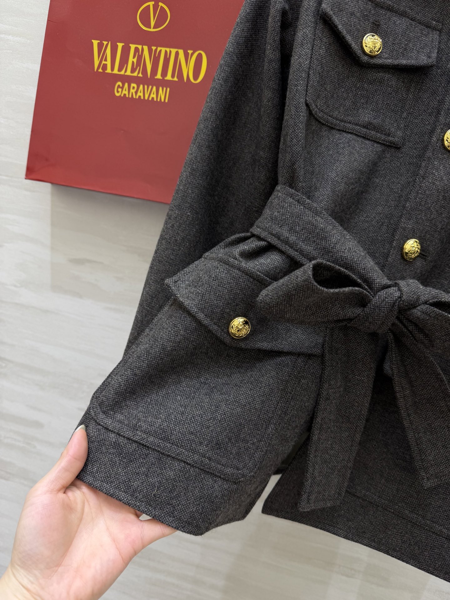 #Valentin♡²⁶新款 深灰娃娃领外套 ✨白色荷叶边娃娃领中和了工装的硬朗 金属纽扣+腰带收腰 甜