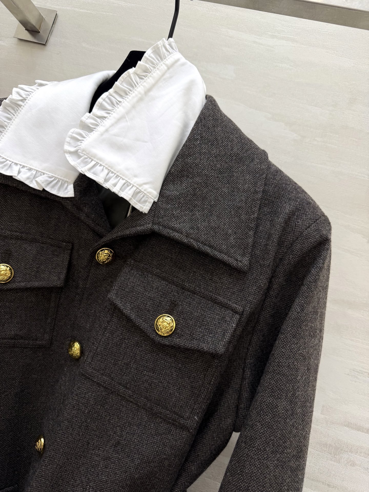 #Valentin♡²⁶新款 深灰娃娃领外套 ✨白色荷叶边娃娃领中和了工装的硬朗 金属纽扣+腰带收腰 甜