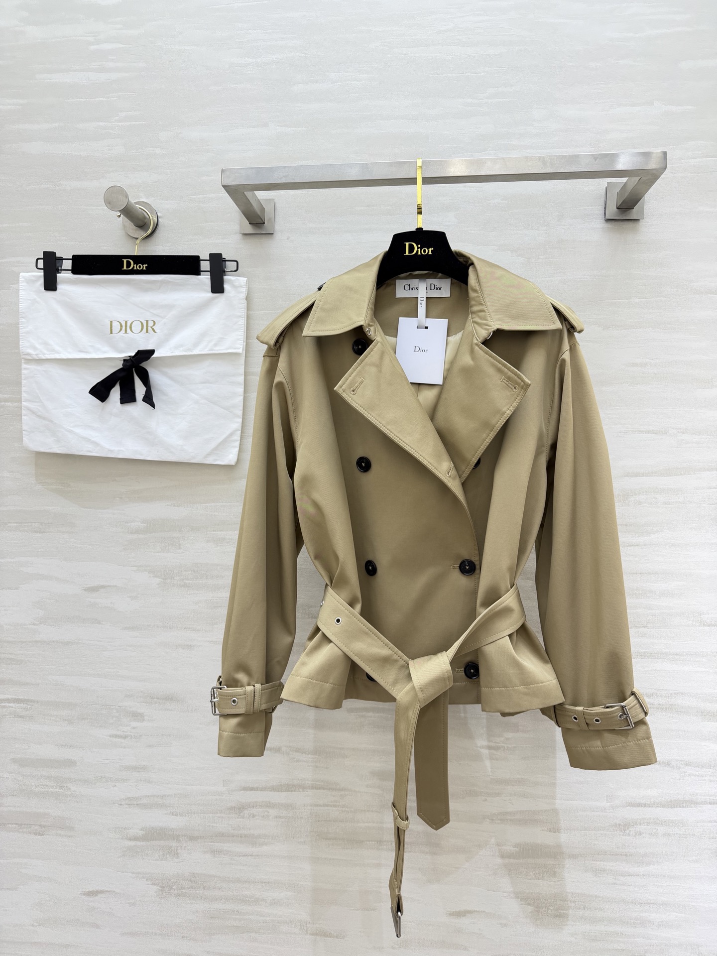 #Dio♡²⁶新款短款风衣 经典的致敬与重塑 定制挺括面料 双排扣与肩章设计复刻战壕风衣基因 腰带与调节