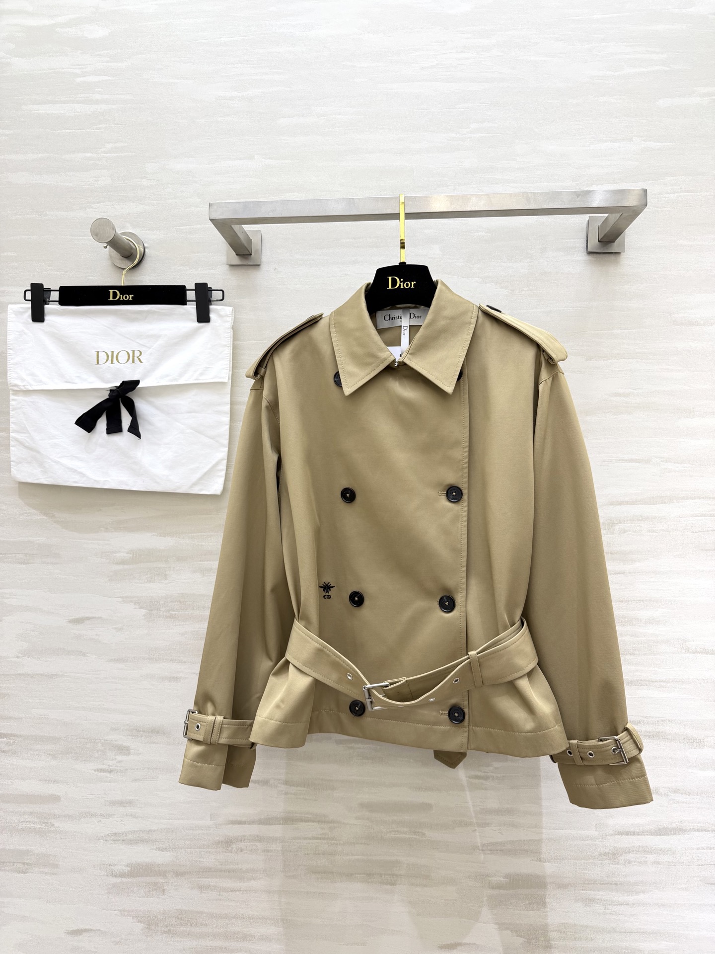 #Dio♡²⁶新款短款风衣 经典的致敬与重塑 定制挺括面料 双排扣与肩章设计复刻战壕风衣基因 腰带与调节