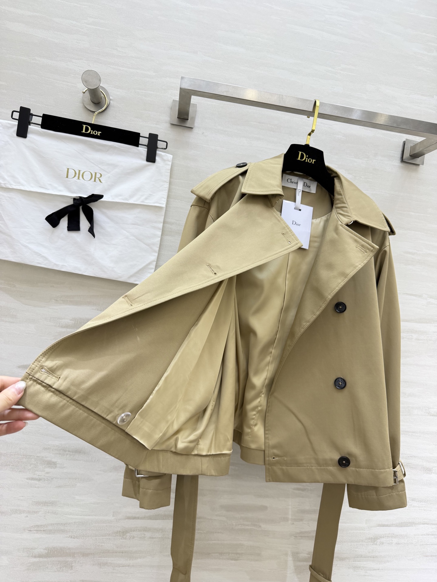 #Dio♡²⁶新款短款风衣 经典的致敬与重塑 定制挺括面料 双排扣与肩章设计复刻战壕风衣基因 腰带与调节