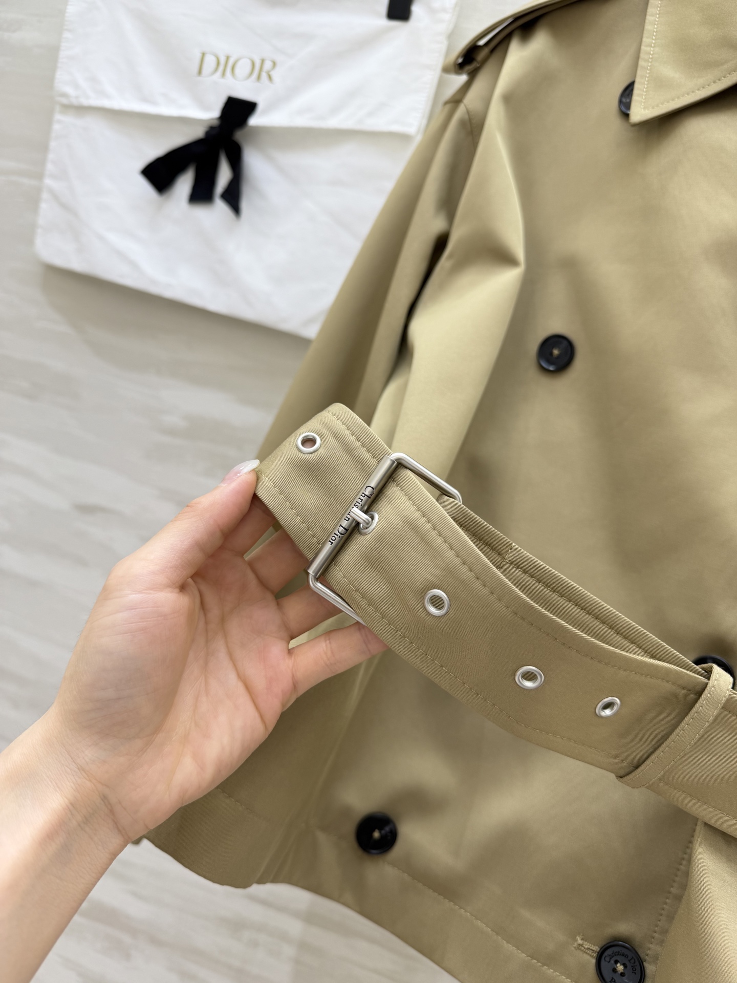 #Dio♡²⁶新款短款风衣 经典的致敬与重塑 定制挺括面料 双排扣与肩章设计复刻战壕风衣基因 腰带与调节
