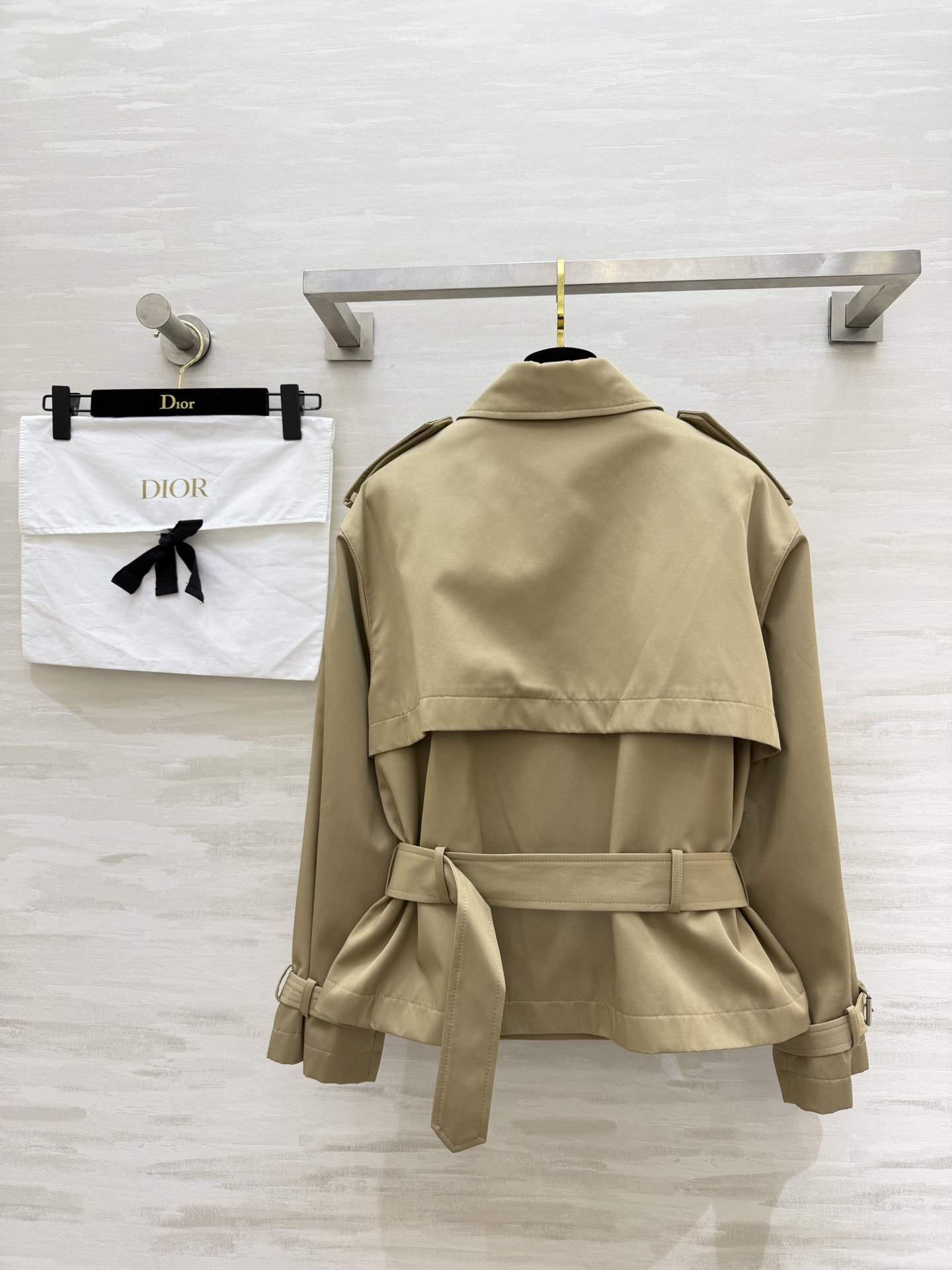 #Dio♡²⁶新款短款风衣 经典的致敬与重塑 定制挺括面料 双排扣与肩章设计复刻战壕风衣基因 腰带与调节