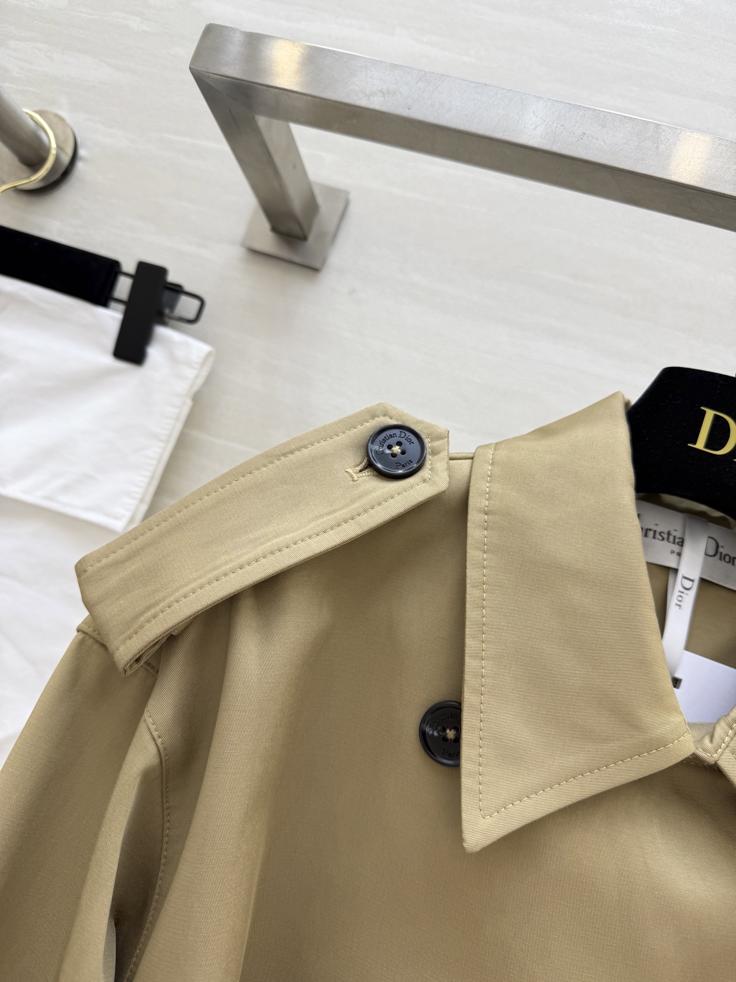 #Dio♡²⁶新款短款风衣 经典的致敬与重塑 定制挺括面料 双排扣与肩章设计复刻战壕风衣基因 腰带与调节