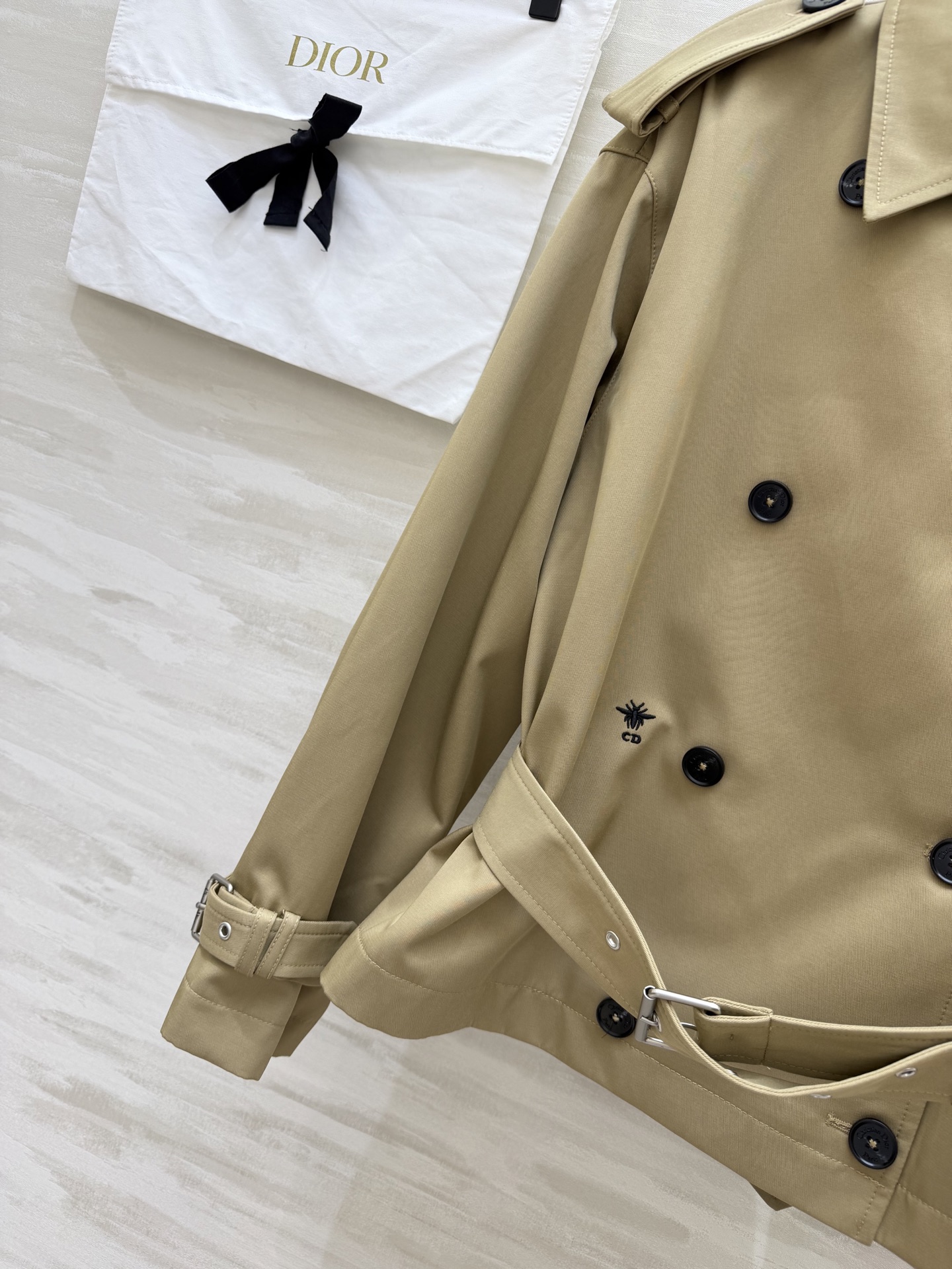 #Dio♡²⁶新款短款风衣 经典的致敬与重塑 定制挺括面料 双排扣与肩章设计复刻战壕风衣基因 腰带与调节
