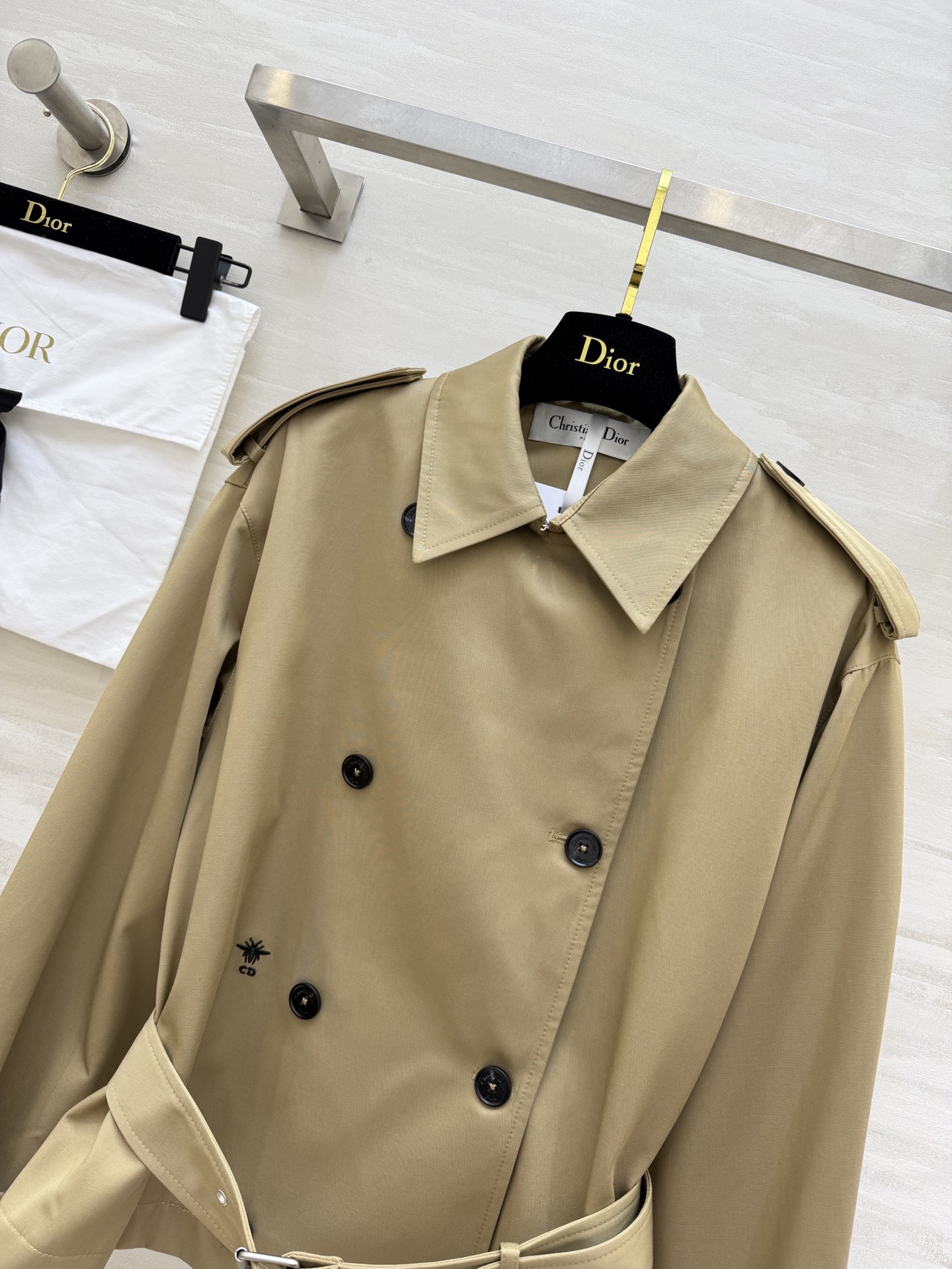 #Dio♡²⁶新款短款风衣 经典的致敬与重塑 定制挺括面料 双排扣与肩章设计复刻战壕风衣基因 腰带与调节