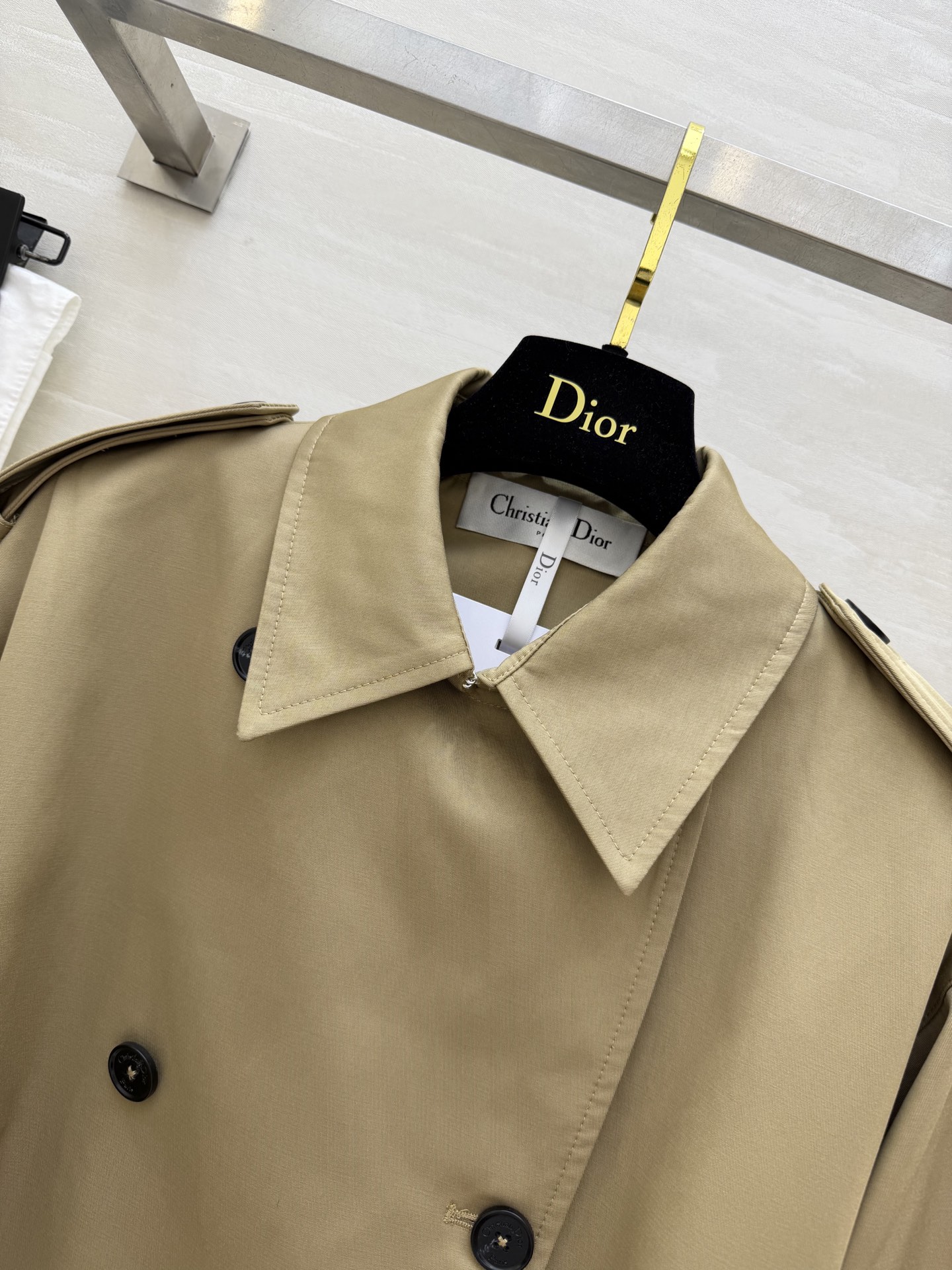 #Dio♡²⁶新款短款风衣 经典的致敬与重塑 定制挺括面料 双排扣与肩章设计复刻战壕风衣基因 腰带与调节