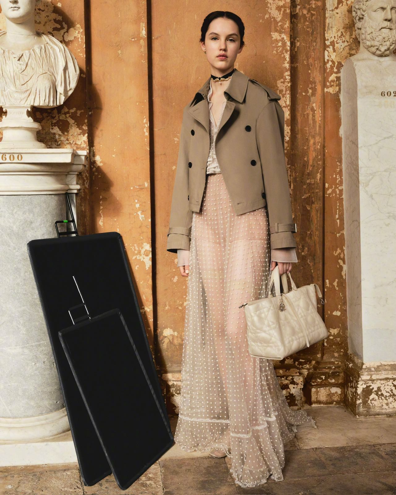 NO:742869,Dior’s short trench coat has French elegance welded onto your body!  ,Dior-clothing,dior,dior,19860909Dior这件短款风衣,把法式优雅焊在身上了！,迪奥-服装,dior,dior,,Women's clothing