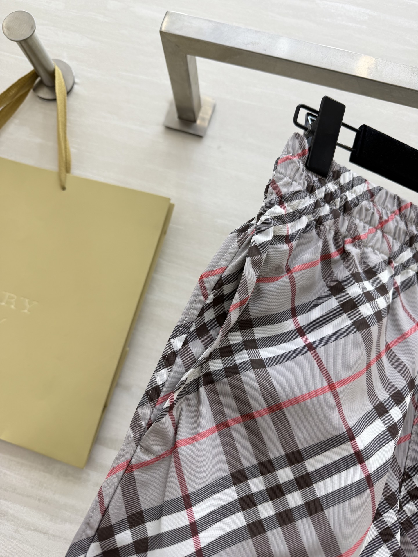 #Burberry²⁶新款格纹短裤 把英伦复古感拿捏得恰到好处✨标志性的灰白格纹自带高级滤镜 抽绳腰头设