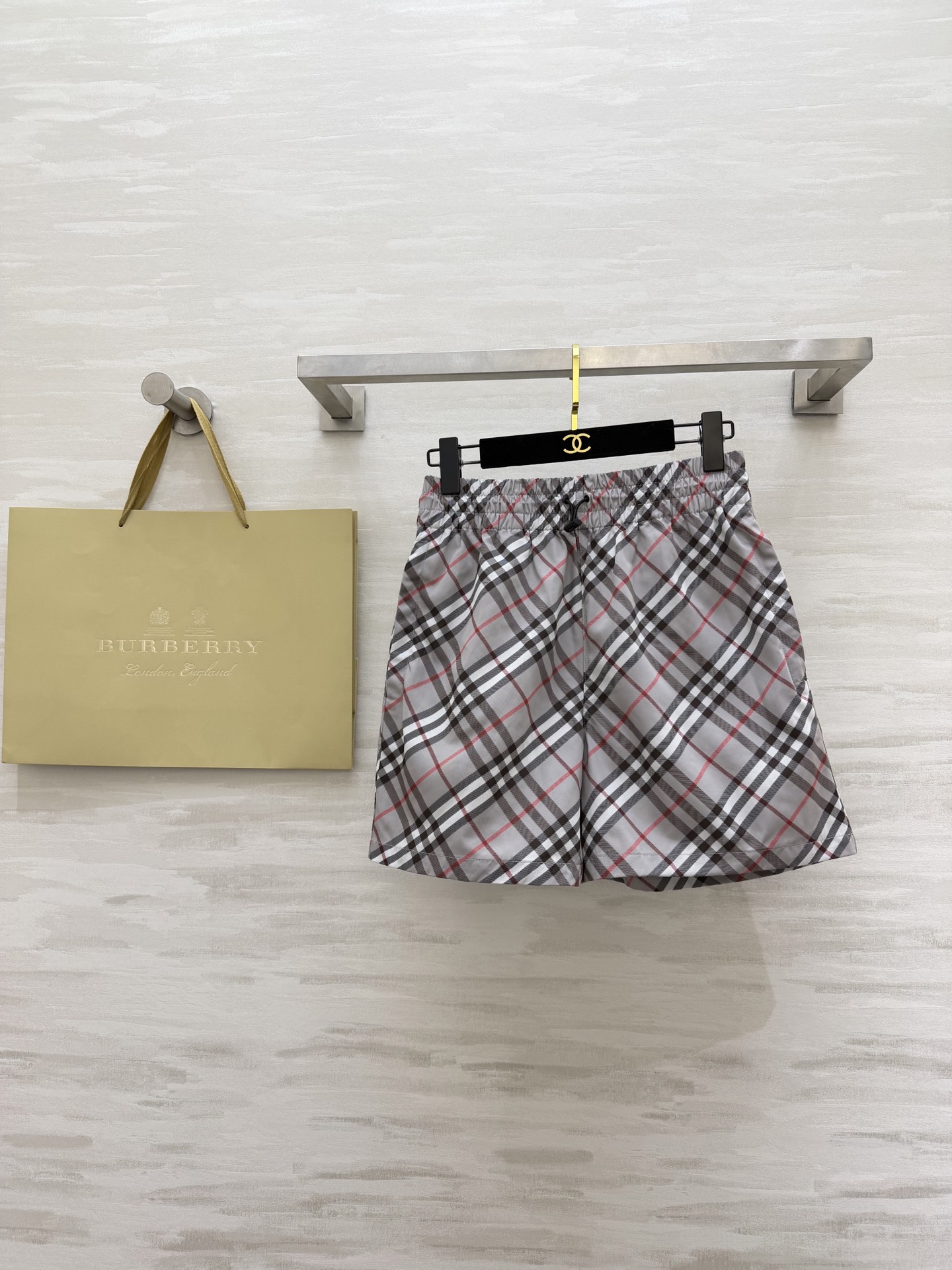 #Burberry²⁶新款格纹短裤 把英伦复古感拿捏得恰到好处✨标志性的灰白格纹自带高级滤镜 抽绳腰头设