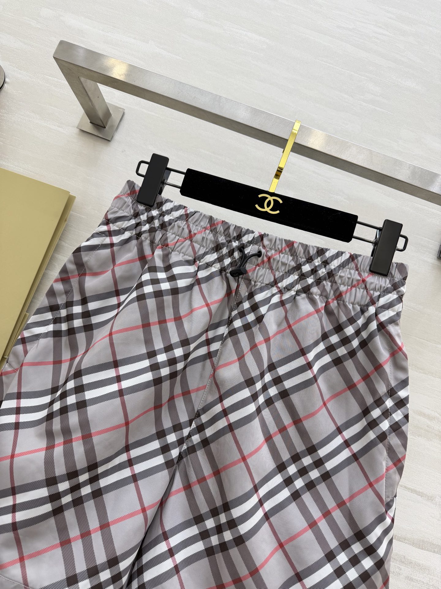 #Burberry²⁶新款格纹短裤 把英伦复古感拿捏得恰到好处✨标志性的灰白格纹自带高级滤镜 抽绳腰头设