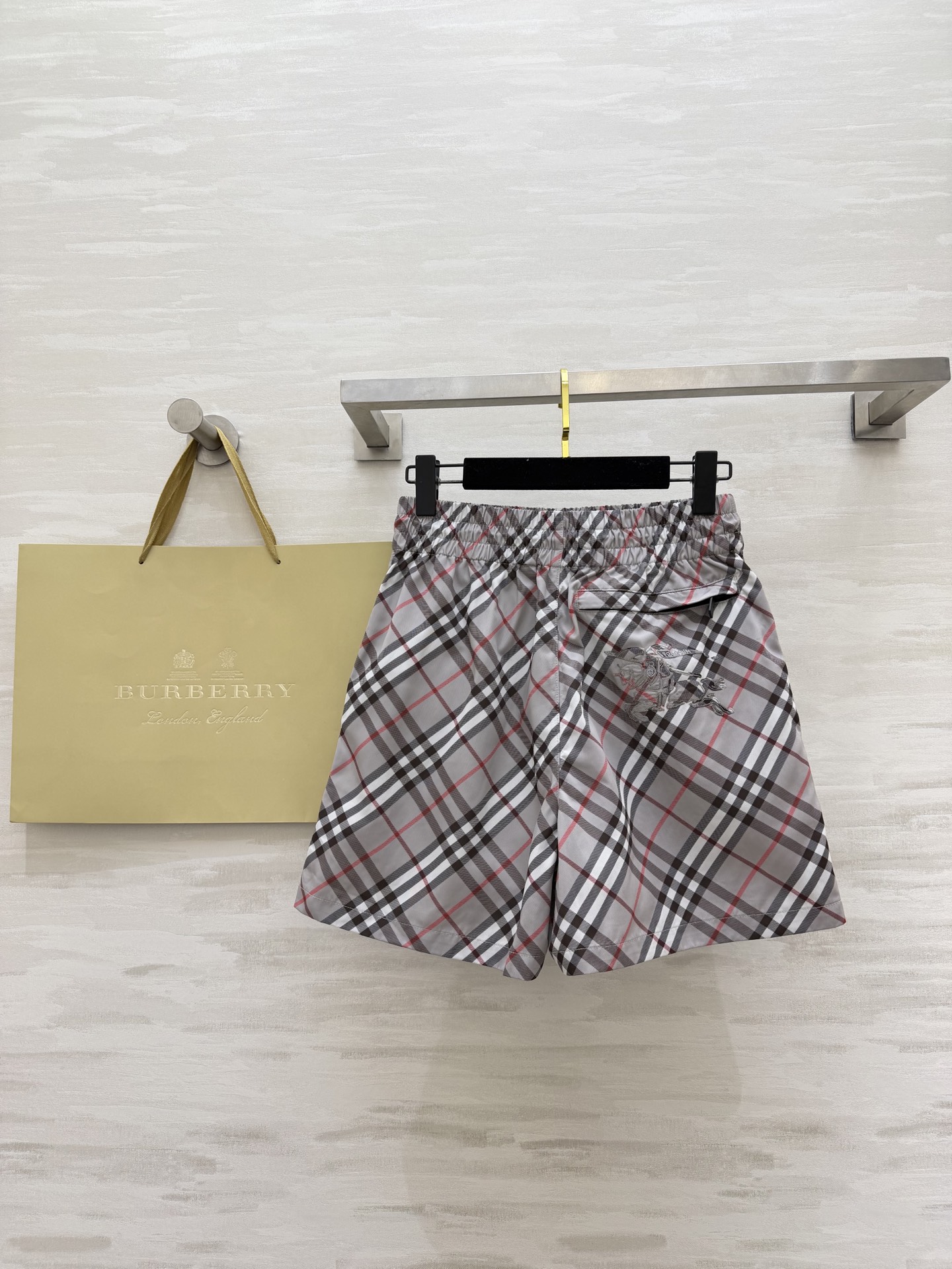 #Burberry²⁶新款格纹短裤 把英伦复古感拿捏得恰到好处✨标志性的灰白格纹自带高级滤镜 抽绳腰头设
