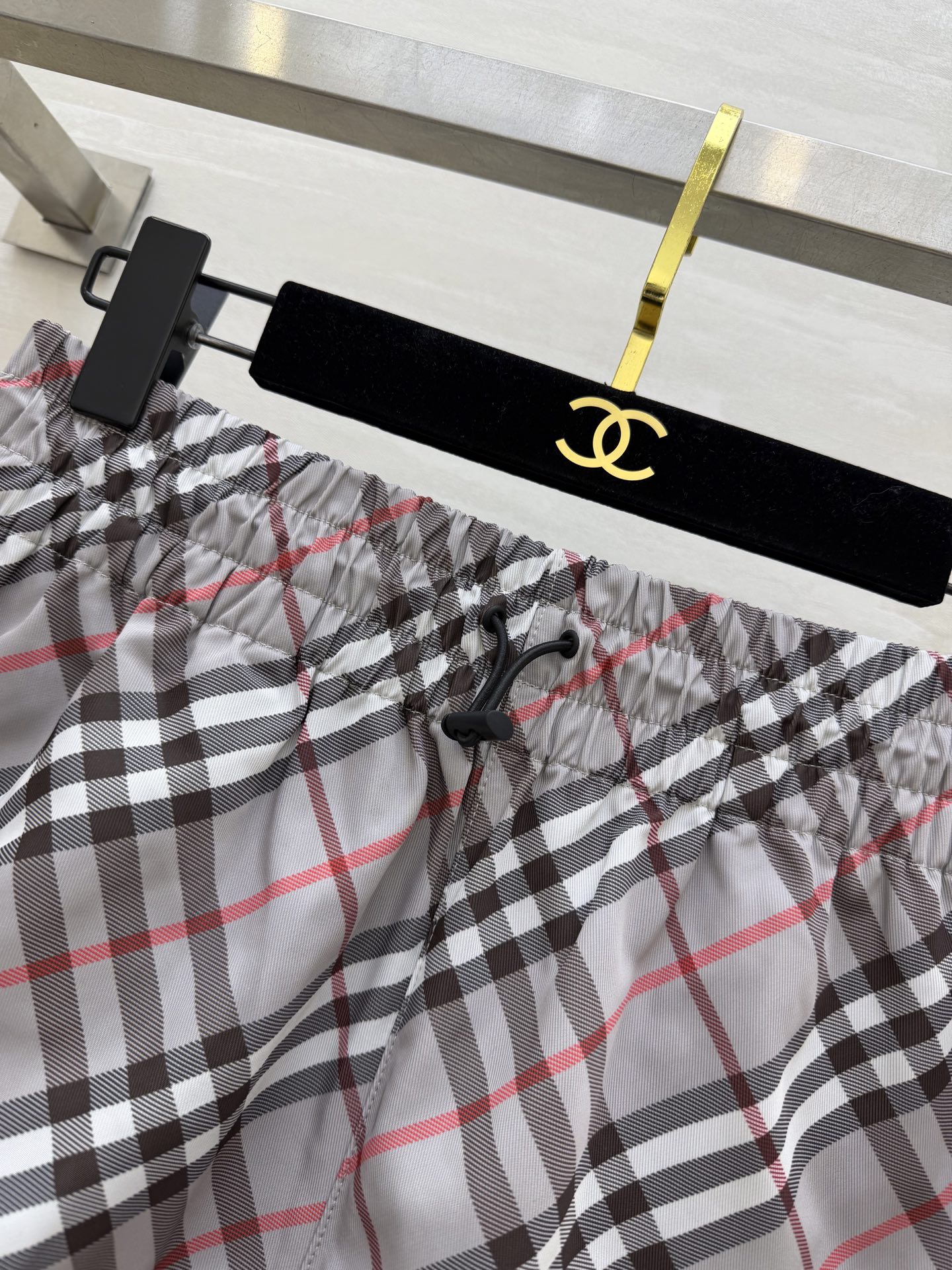 #Burberry²⁶新款格纹短裤 把英伦复古感拿捏得恰到好处✨标志性的灰白格纹自带高级滤镜 抽绳腰头设