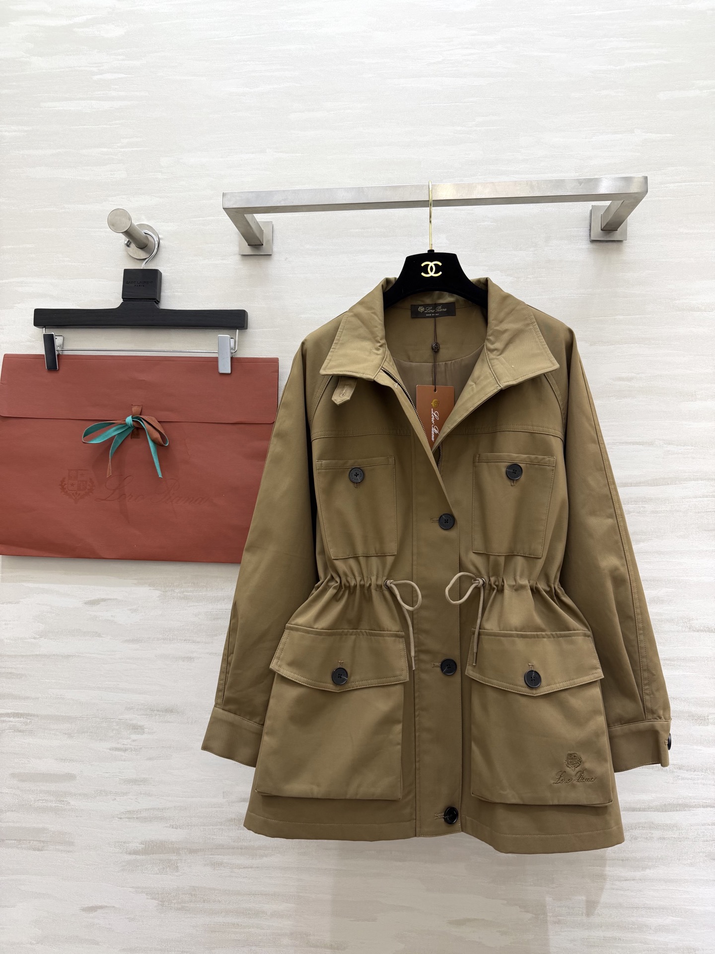 NO:743997,#Loro Pian's new style stand-up collar drawstring windbreaker jacket. Neat stand-up collar + drawstring waist. Casual and proportional. Khaki retro and high-end. Black is cool and versatile. Multi-pocket design combines practicality and style. High-quality customization. Ready for sale. SizeS/M/L (S size bust 110, length 73), women's clothing, loro piana, jackets & coats,19860909#Loro Pian新款 立领抽绳风衣外套 利落立领+抽绳收腰 随性又显比例 卡其色复古高级 黑色酷飒百搭 多口袋设计兼顾实用与腔调 高品质定制 现货首发sizeS/M/L（s码胸围110,衣长73）,女装,loro piana,jackets & coats,,Women's clothing