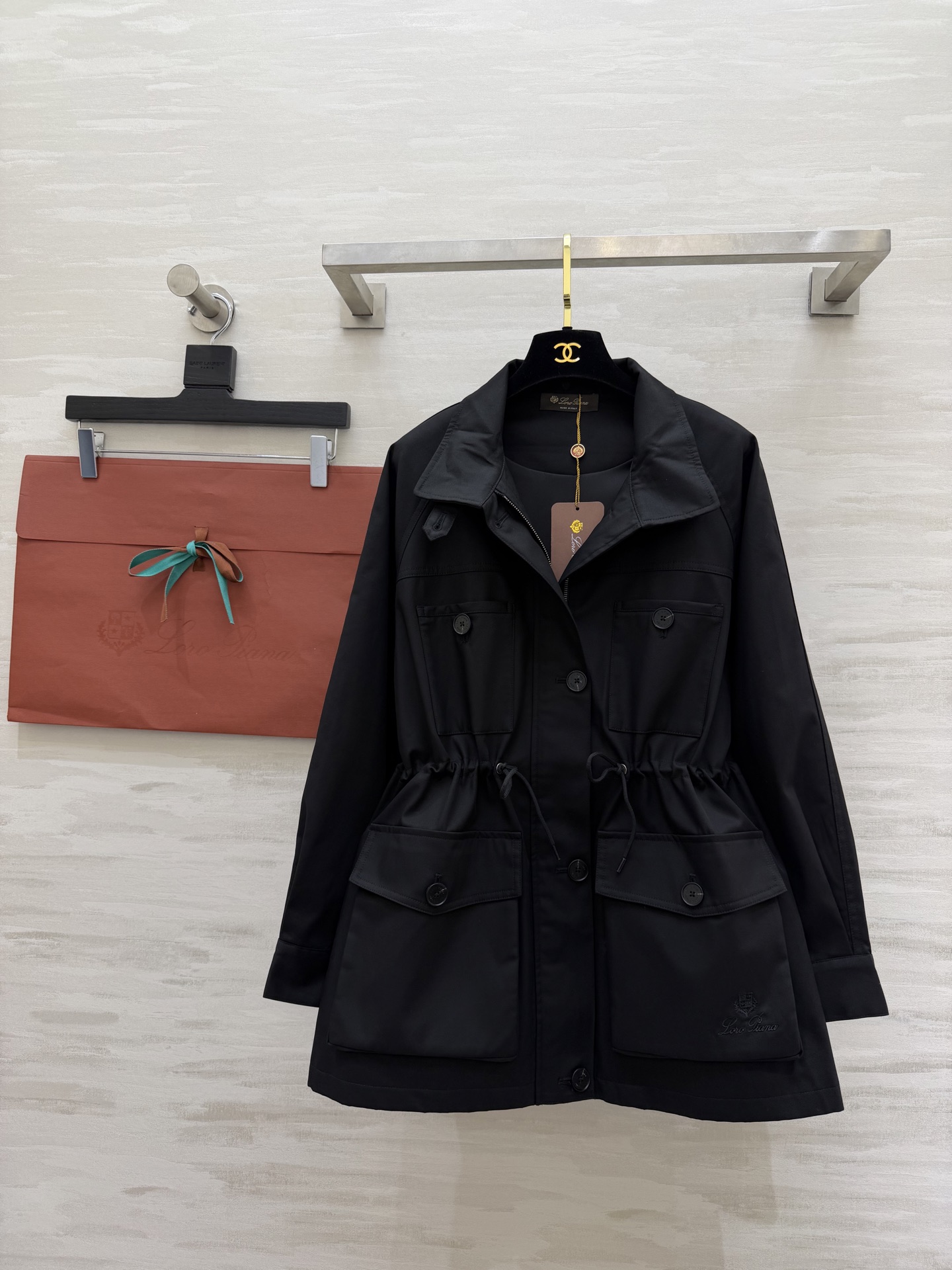 NO:744007,#Loro Pian's new style stand-up collar drawstring windbreaker jacket. Neat stand-up collar + drawstring waist. Casual and proportional. Khaki retro and high-end. Black is cool and versatile. Multi-pocket design combines practicality and style. High-quality customization. Ready for sale. SizeS/M/L (S size bust 110, length 73), women's clothing, loro piana, jackets & coats,19860909#Loro Pian新款 立领抽绳风衣外套 利落立领+抽绳收腰 随性又显比例 卡其色复古高级 黑色酷飒百搭 多口袋设计兼顾实用与腔调 高品质定制 现货首发sizeS/M/L（s码胸围110,衣长73）,女装,loro piana,jackets & coats,,Women's clothing