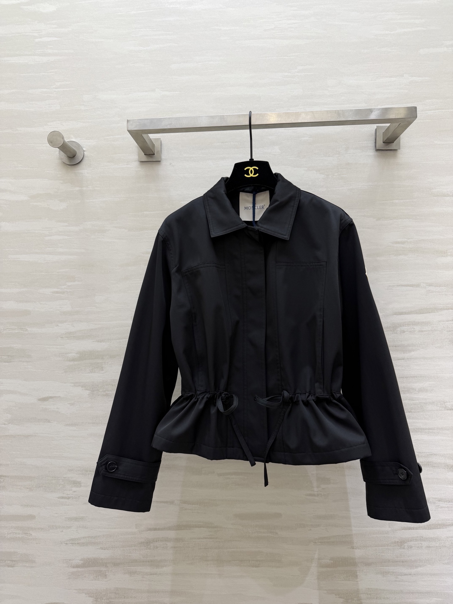 NO:744028,#Moncle New Lapel Drawstring Waist Windbreaker Jacket. Neat lapels + drawstring waist. Casual and proportional. Khaki color is gentle and advanced. Black is cool and versatile. Iconic badge details are low-key and recognizable. You can easily hold it while commuting or going out on the street!  High-quality customization, available in stock first size S/M/L (S size shoulder width 42, bust 94, length 52), women's clothing, jackets & coats,19860909#Moncle新款 翻领抽绳收腰风衣外套 利落翻领+抽绳收腰 随性又显比例 卡其色温柔高级 黑色酷飒百搭 标志性徽章细节 低调又有辨识度 通勤、出街都能轻松hold住！高品质定制 现货首发sizeS/M/L（s码肩宽42,胸围94,衣长52）,女装,jackets & coats,,Women's clothing