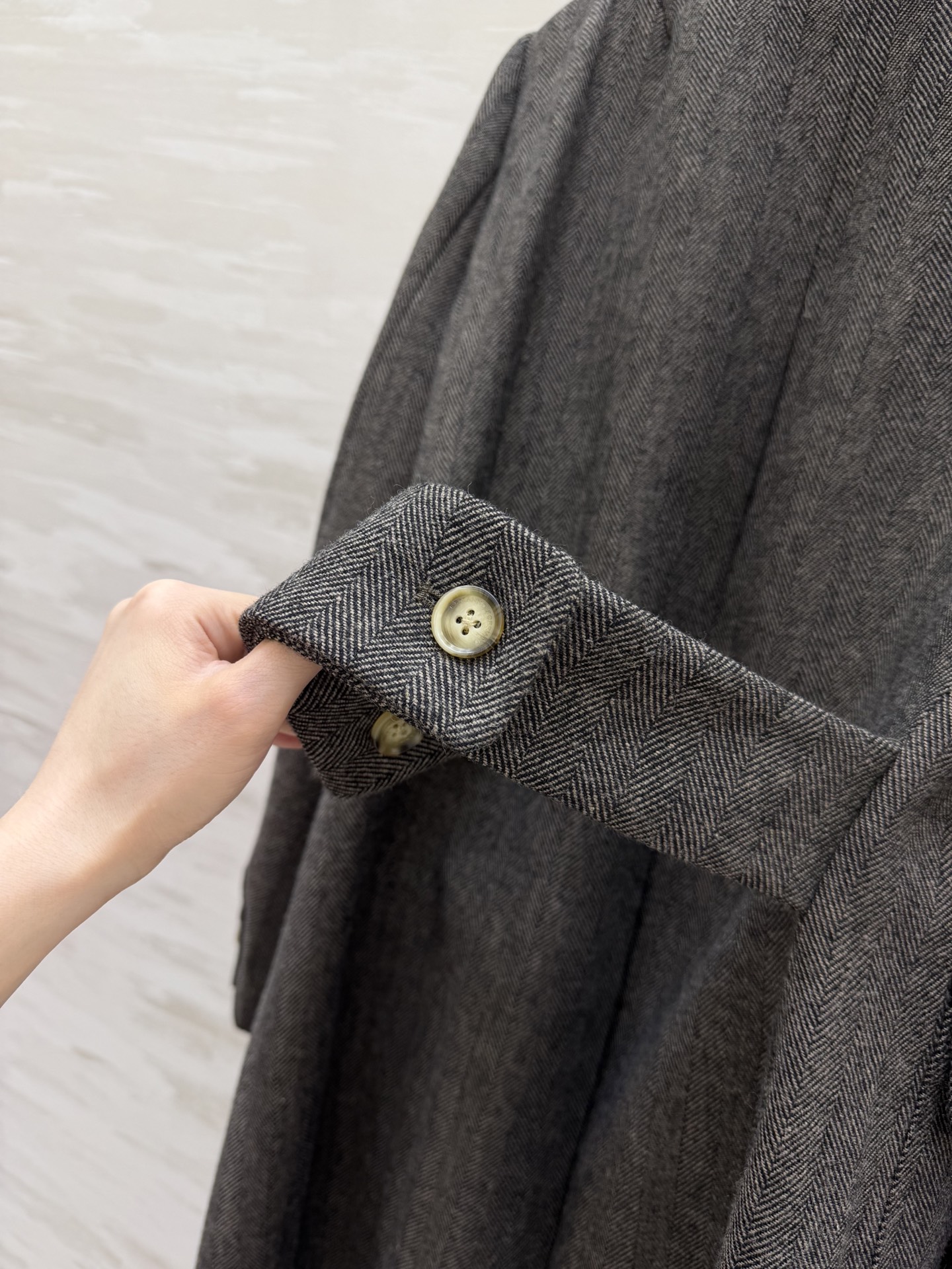 Ermanno scervino²⁶新款 深灰人字纹大衣 经典大气廓形 低调中透着高级 简约却足够惊艳！