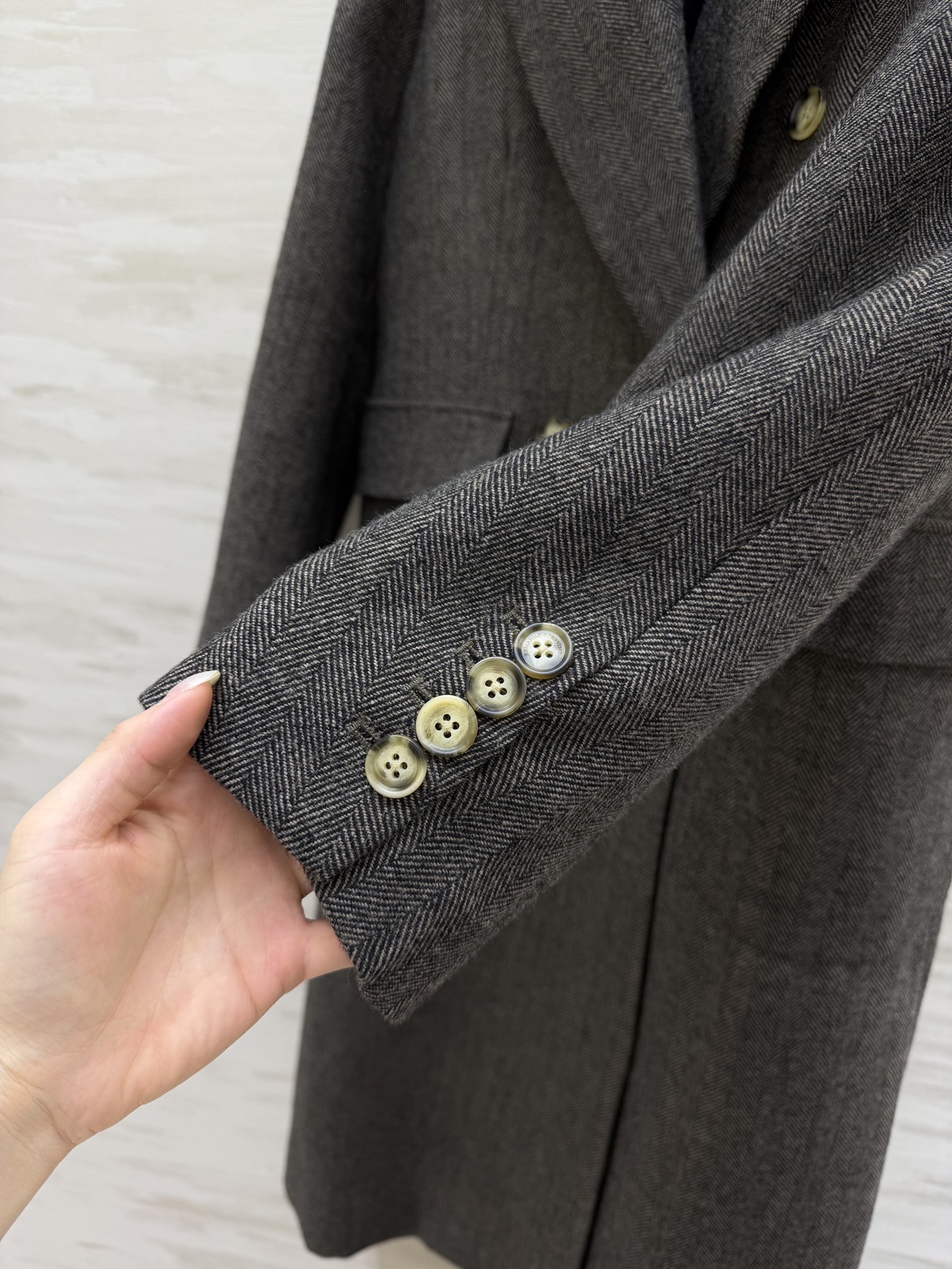 Ermanno scervino²⁶新款 深灰人字纹大衣 经典大气廓形 低调中透着高级 简约却足够惊艳！