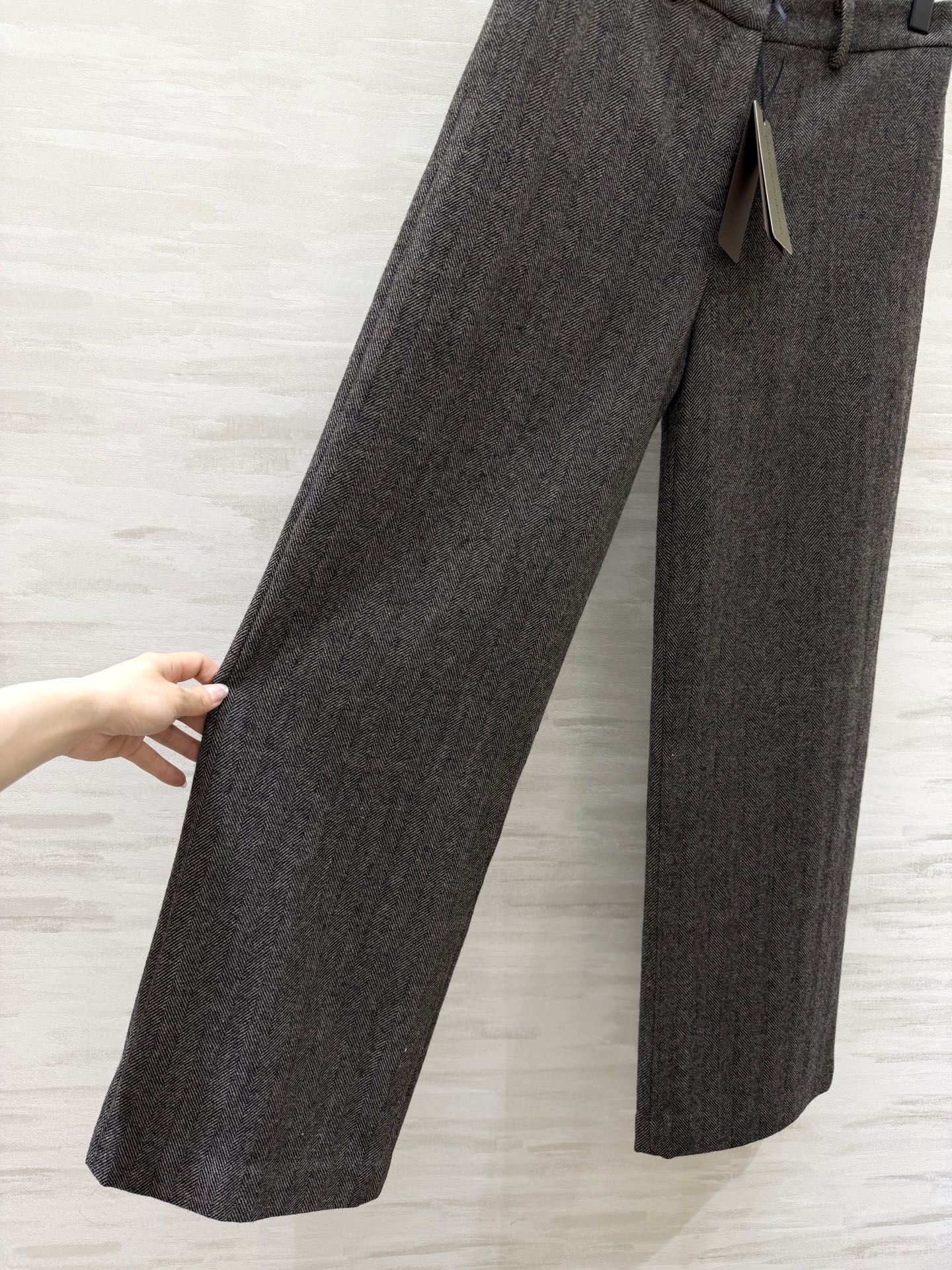 Ermanno Scervin♡²⁶新款 人字纹直筒西裤 把高级感焊在身上✨深灰人字纹羊毛面料自带复古腔