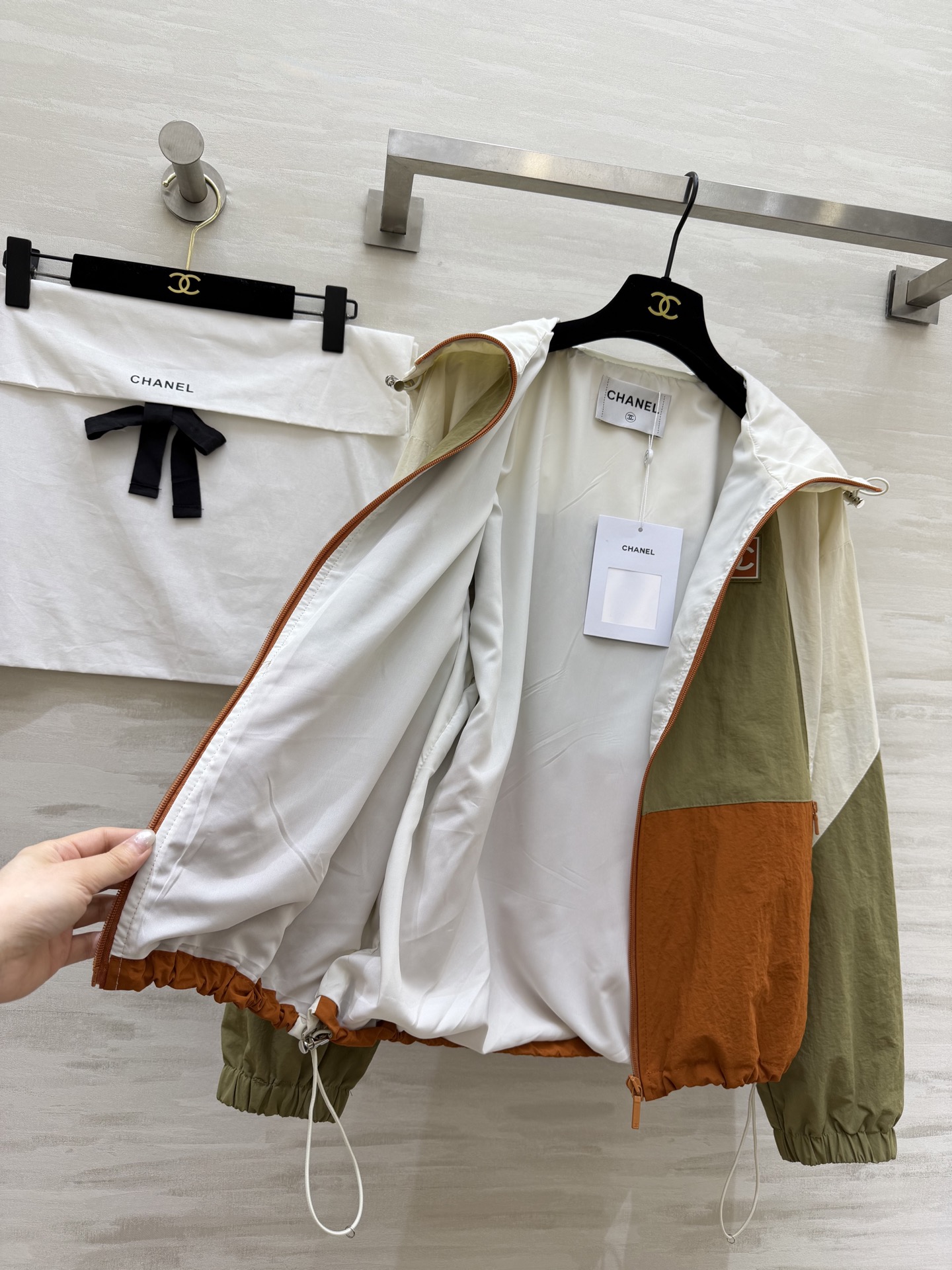 #Chane♡²⁶新款 拼色连帽外套 ▪️ 橄榄绿拼焦糖棕，春日限定配色▪️ 轻量化面料，宽松版型不挑人