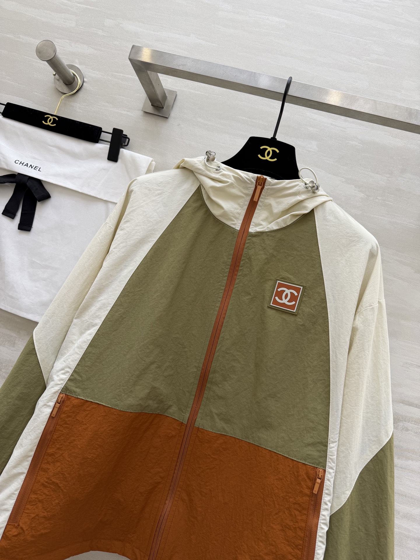 #Chane♡²⁶新款 拼色连帽外套 ▪️ 橄榄绿拼焦糖棕，春日限定配色▪️ 轻量化面料，宽松版型不挑人