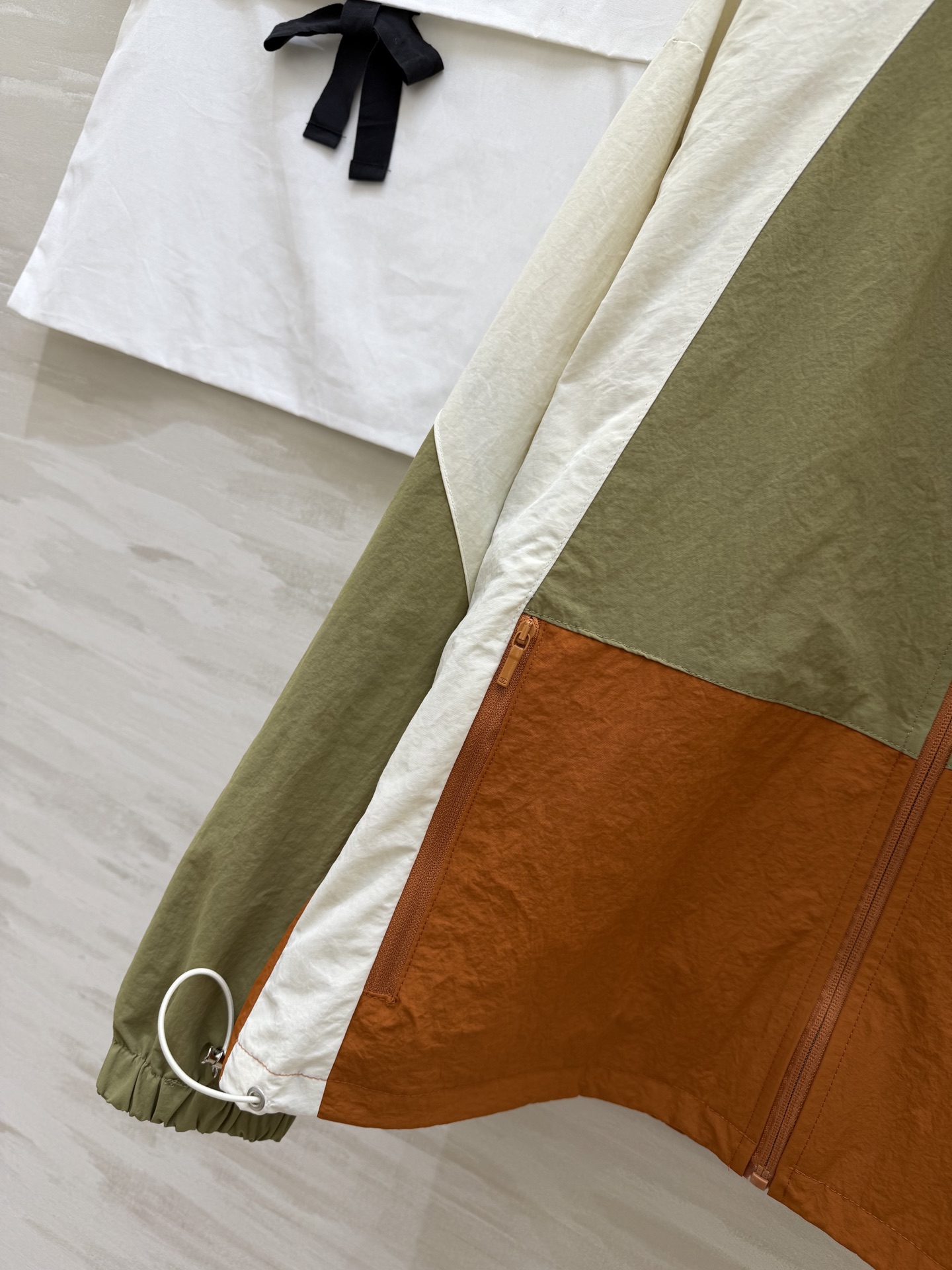 #Chane♡²⁶新款 拼色连帽外套 ▪️ 橄榄绿拼焦糖棕，春日限定配色▪️ 轻量化面料，宽松版型不挑人