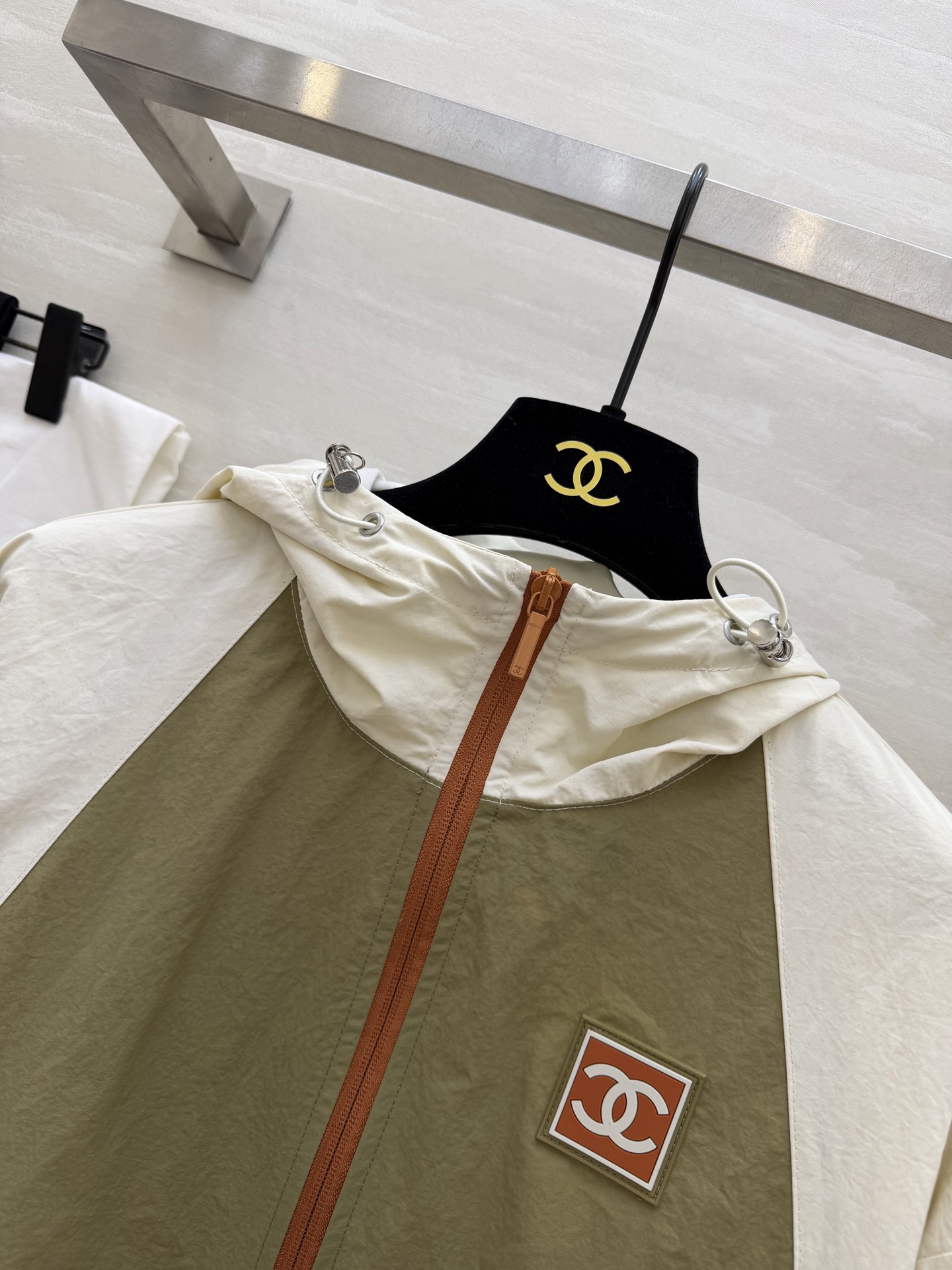 #Chane♡²⁶新款 拼色连帽外套 ▪️ 橄榄绿拼焦糖棕，春日限定配色▪️ 轻量化面料，宽松版型不挑人