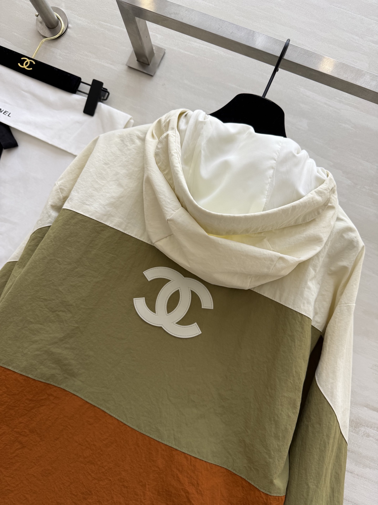 #Chane♡²⁶新款 拼色连帽外套 ▪️ 橄榄绿拼焦糖棕，春日限定配色▪️ 轻量化面料，宽松版型不挑人