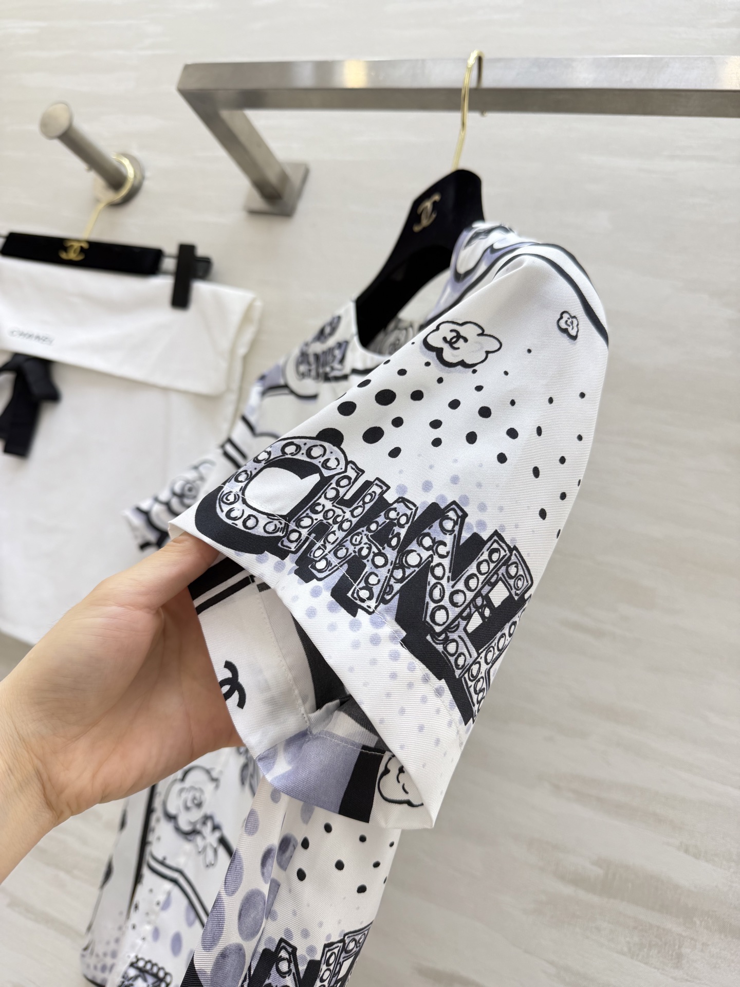 #Chane♡²⁶B 满印花短袖真丝上衣 100%定制桑蚕丝 上身丝滑透气 高品质定制 现货首发size