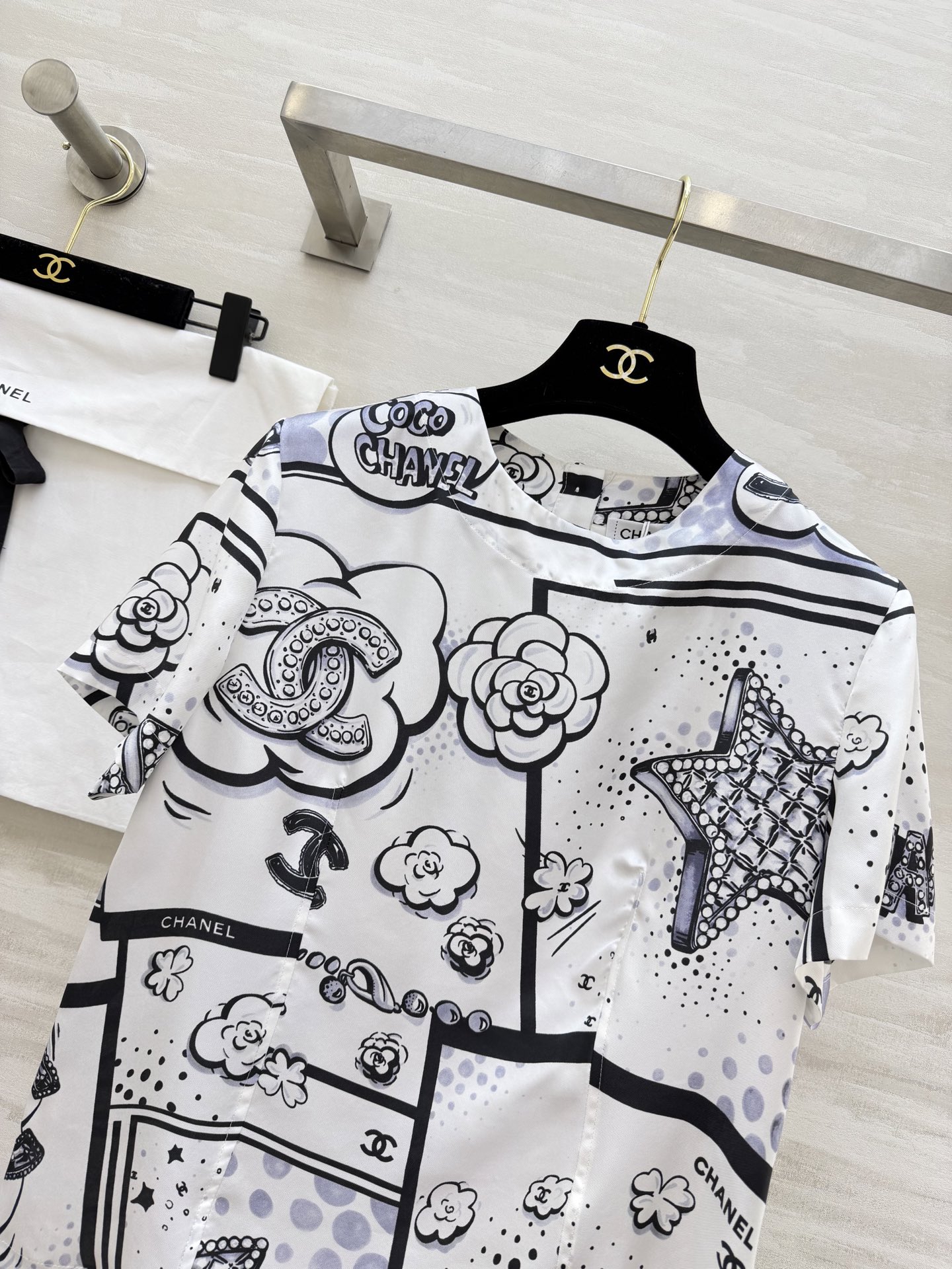 #Chane♡²⁶B 满印花短袖真丝上衣 100%定制桑蚕丝 上身丝滑透气 高品质定制 现货首发size