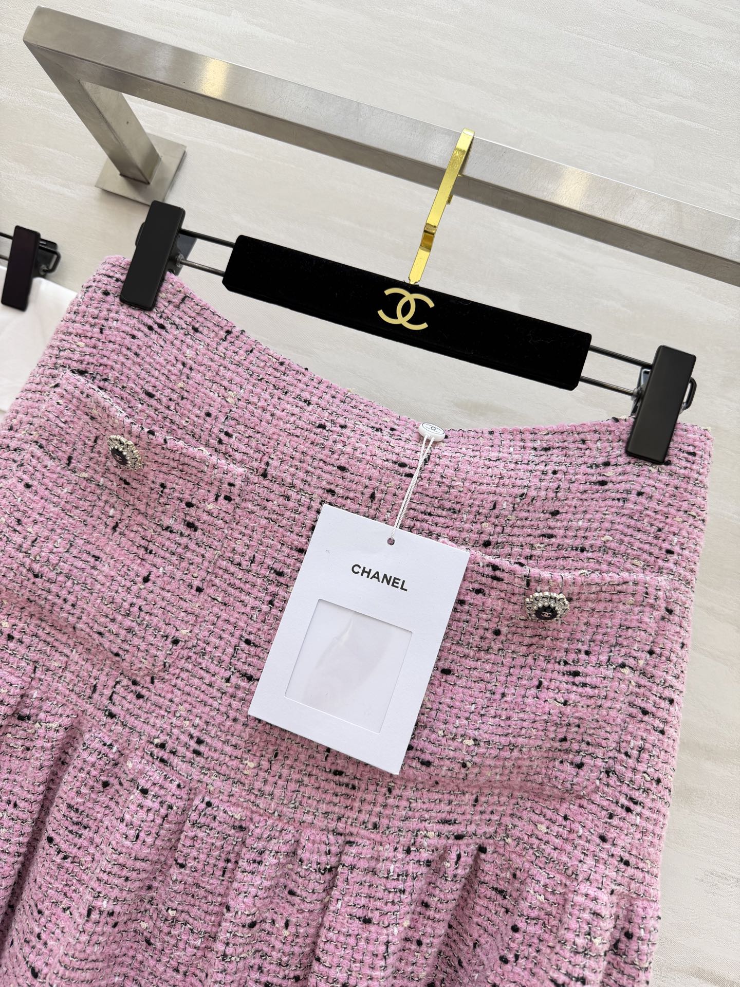 #Chane♡²⁶新款 温柔樱花粉粗花呢半裙 自带高级肌理感 经典双C元素精致纽扣 细节里都是法式优雅 