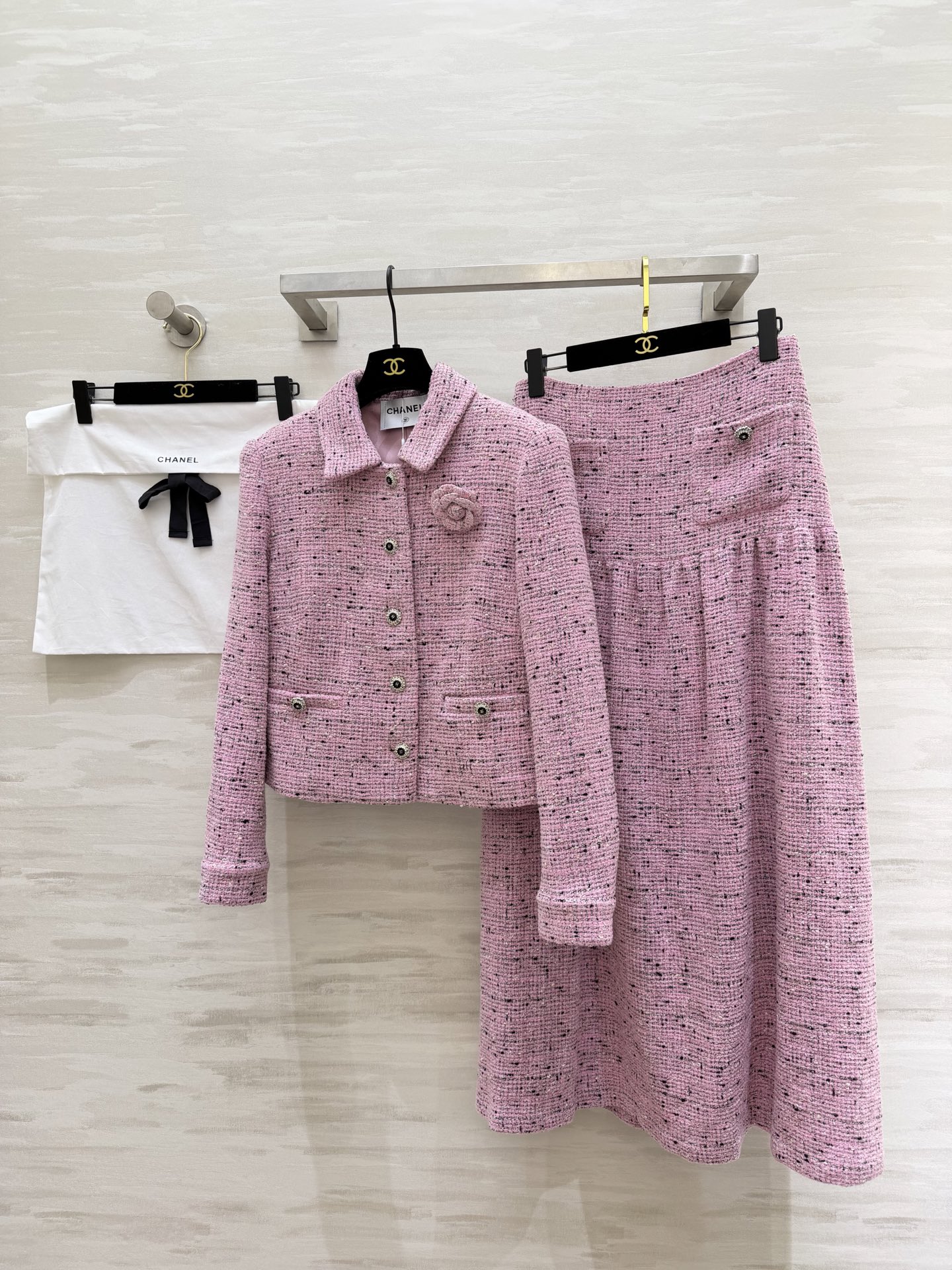 #Chane♡²⁶新款 温柔樱花粉粗花呢半裙 自带高级肌理感 经典双C元素精致纽扣 细节里都是法式优雅 